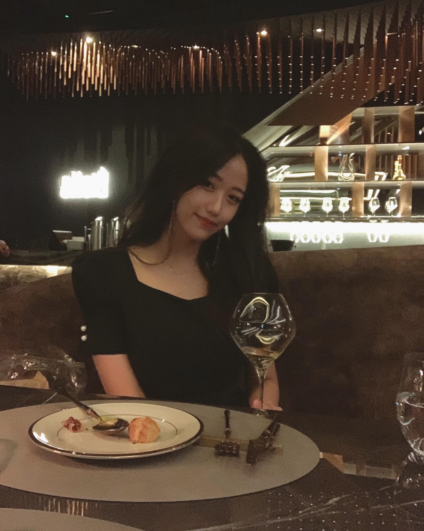 온갖 술 다 마신 하루 ❤️‍🔥

은근 가리는 음식이 많은 나에게는
날것 위주의 코스 구성에서 
아쉬운게 조금 있었지만
딱 봐도 신경을 많이 쓴게 보이는
아뮤즈부쉬 타워는
화이트와인이나 샴페인과 
정말 잘 어울리는 구성이었다

와인도 계속 신경써서 서브해주셔서
편하게 마실 수 있었고
서비스나 분위기는 물론
반짝이는 별이 담긴 컨셉의 공간까지
즐기기 좋았던 

#강남와인바 #에뚜아르