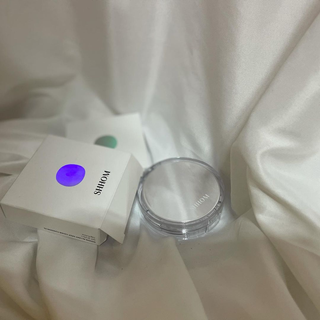 (⋆ૢʾ ˙̫̮ ʿ⋆ૢ) on Instagram: “케이스 구성이 너무 깔끔하고 예쁜 딥커버쿠션 #선물 받았다💜 케이스 앞면이 거울이라 너무 편하고 자외선차단에 미백, 주름개선 기능성까지 있고 바르