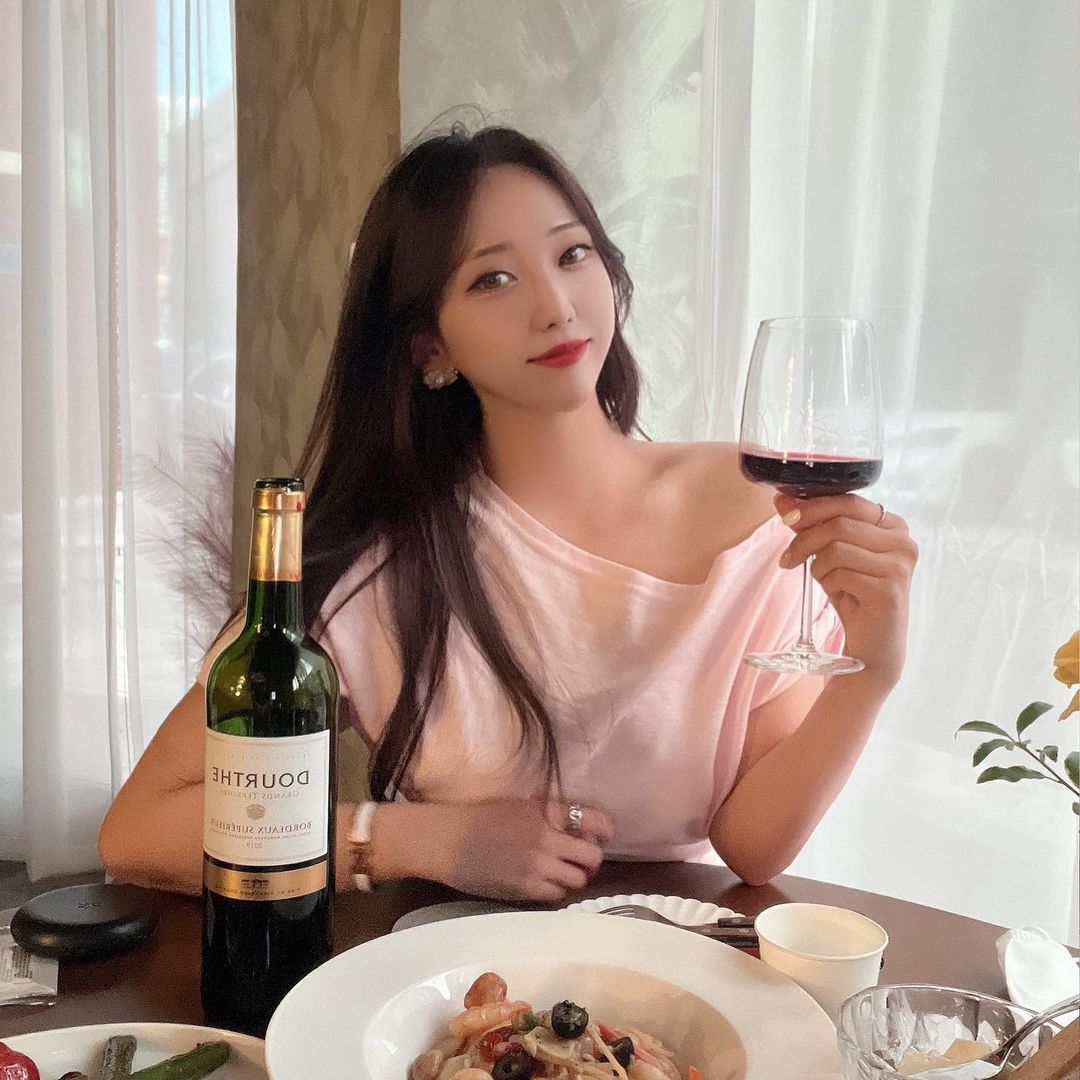 vivi 💖 on Instagram: “#광고 🍷 주말에 다녀온 #주도와인 상봉역 근처에 새로생긴 와인집 스테이크 부드럽고 맛있고,,☺️ 조용하니 데이트나, 모임하기 좋은곳 ! 멀지않는 동네라서 또 갈듯