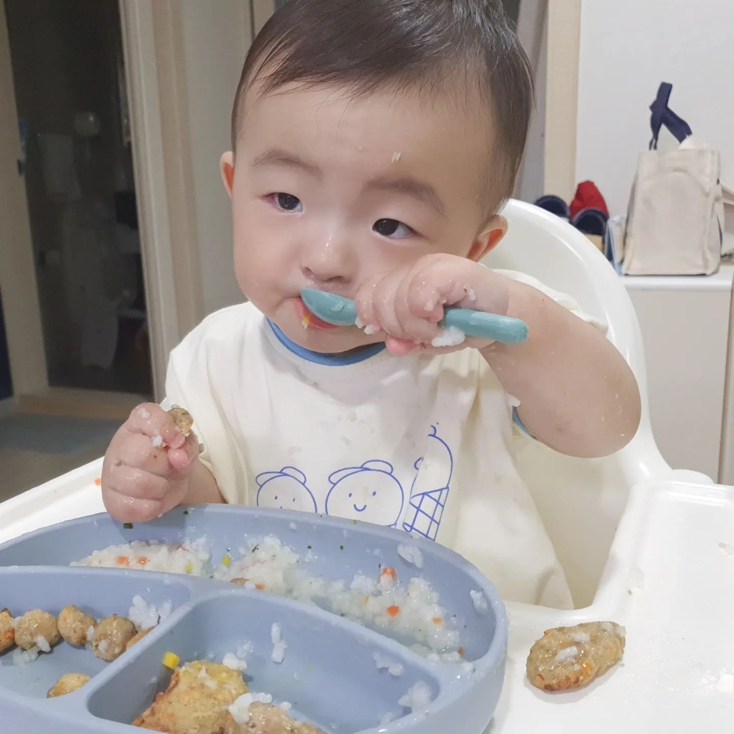 🎀2022.07.17(D+312)
물놀이하고나서 더 맛있는 저녁빠빠시간🍽
이제 제법 숟가락질하는척하는데 너모 기특해♡
엄마 숟가락 뺏아서 치발기로 뇸뇸👶🏻

-소고기볼/소고기스틱
-야채 3배죽
-단호박