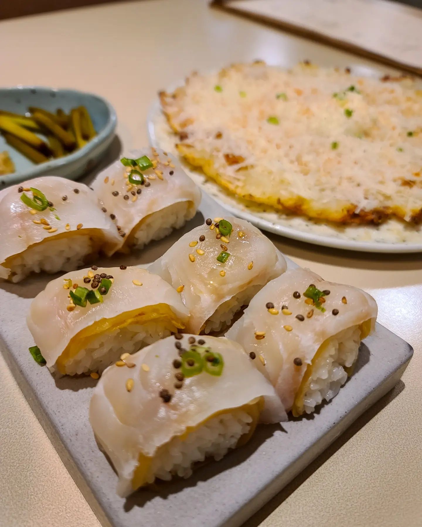 줄서있는 사람이 많은 식당이자 성수 퓨전한식 맛집

✅️ 난포

서울숲에서 🔥 핫플레이스 장소인 이곳은 1층 같은 반지하에 위치해 있다. 전체적으로는 밝은 우드톤에 하늘색 타일이 눈에 띄는 인테리어로 꾸며져 있다. 옷걸이로 배치되어 있는건 센스~ 🤭 그리고 한쪽 진열장에는 장아찌랑,양파 등이 병에 담겨져 맛있게 숙성되고 있었다.

밥 위에 담백한 묵은지를 말고 광어회를 덮어 나온 제철회 묵은지말이,치즈,번건조 중하 🦐 새우,김치시즈닝이 적당히 버무러진 상태에 가운데 노른자가 들어간 새우감자전, 양념이 새콤달콤해서 새우감자전하고 찰떡 궁합인 제철회국수를 주문했다. 아쉬운 부분이 있다면 시그니쳐 메뉴라고 불리는 강된장쌈밥을 같이 주문 못했다는거 🥲

📮 주소 : 서울 성동구 서울숲4길 18-8 지층
⏰️ 이용시간 : 매일 11:00 - 22:00
(15:30 - 17:00 브레이크타임)
☎️ 전화 : 0507-1425-1540

🍽 제철회묵은지말이 11,000원 / 제철 회국수 13,000원 / 새우 감자전 18,000원

#난포
#서울숲맛집 #성수맛집추천 #서울숲역맛집 #성수핫플레이스 #서울숲핫플 #서울숲핫플레이스 #제철회묵은지말이 #제철회국수 #새우감자전 #퓨전한식