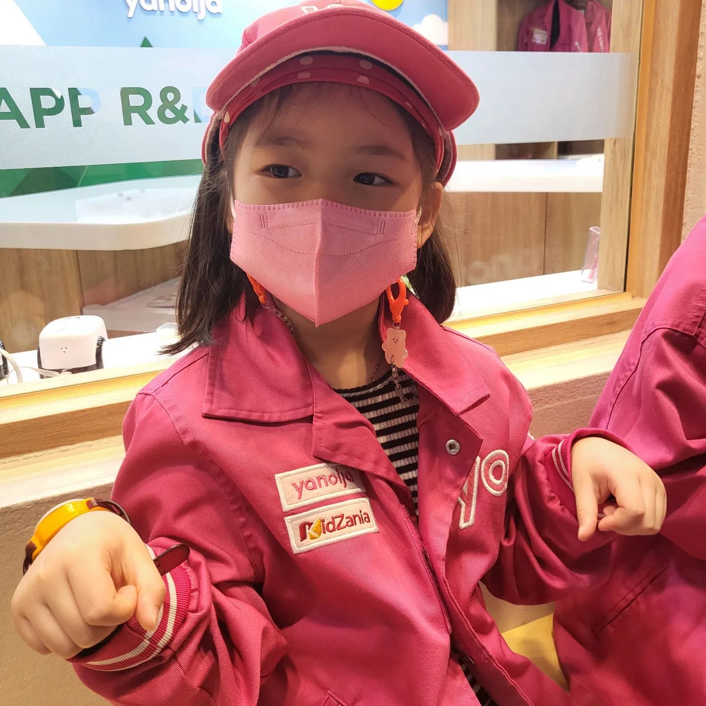#키자니아 #야놀자체험 에서는
#코딩수업 이 진햄되더라구요~

집에서 오빠하는 수업을 
봐서 그런지 
처음치고 잘하는 우리 딸~

#빨간펜코딩 하길 잘했네요♡
#핑쿠핑쿠 좋아하는 딸랭
넘 잘 어울리네요~~

알차고 재밌게 놀다왔어요!