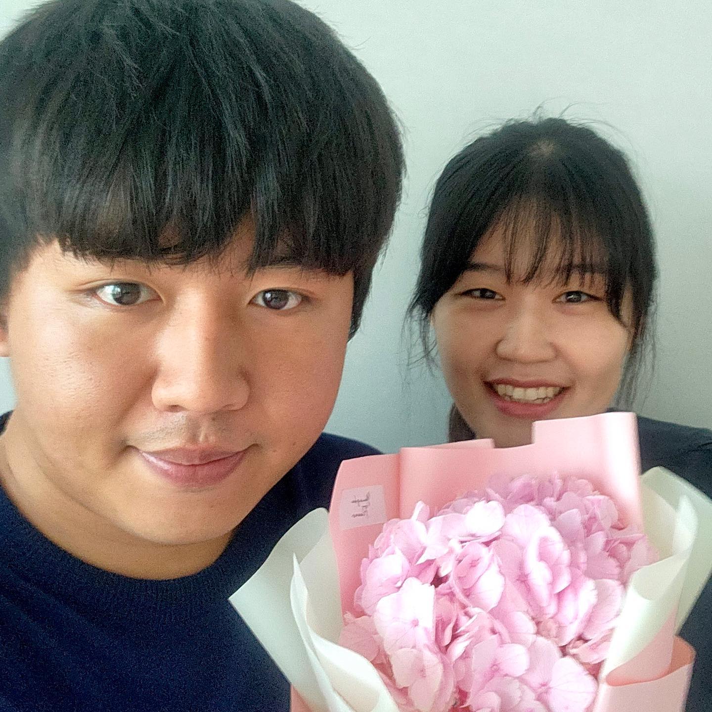 뭉치에게 깜짝 선물을 받았어요 ٩(ˊᗜˋ*)و 

부서 이동 기념 선물(?) 이랍니다 ! ! 크크
저의 첫 이동이라 격하게 응원해주고 싶었나봐요😻
뭉치는 평범하게 지나칠 수 있는 날들을 이런 식으로 기념해준답니당🥹 그래서 항상 감동이에요

여름템 팔찌✨
겨울에는 목에 휘감아주더니,, 이번에는 제 팔에 블링블링한걸 얹어주었어용-🤍 
졸귀 포인트 ! 뭉치 기준 귀걸이는 겨울템, 팔찌는 여름템이랍니닷 크크 귀여워🥰

출퇴근 길 킁킁 거릴 차량용 방향제🧡
사무실이 멀어져서 운전 시간이 길어진 저에게 안성맞춤 선물이랍니다و♡ 
향은 청귤향🍊오렌지밭에 와있는 것 같아욤 
인위적이지 않은 상큼함 ! 매일 아침 킁킁거리며 출근할 예정이에요

그리고 넘 귀여운 한송이 수국🌷
제가 넘 좋아하는 얼그레이케이크까지🍰

가볍게 주고 싶었다눈데.. 제가 보기엔 정말 웅장 그 자체!✨💖✨ 그리구 넘 센스 있지 않나용?
이렇게 격한 응원을 받으며 출근한 오늘!,,, 저 완전 방전되었답니다아..