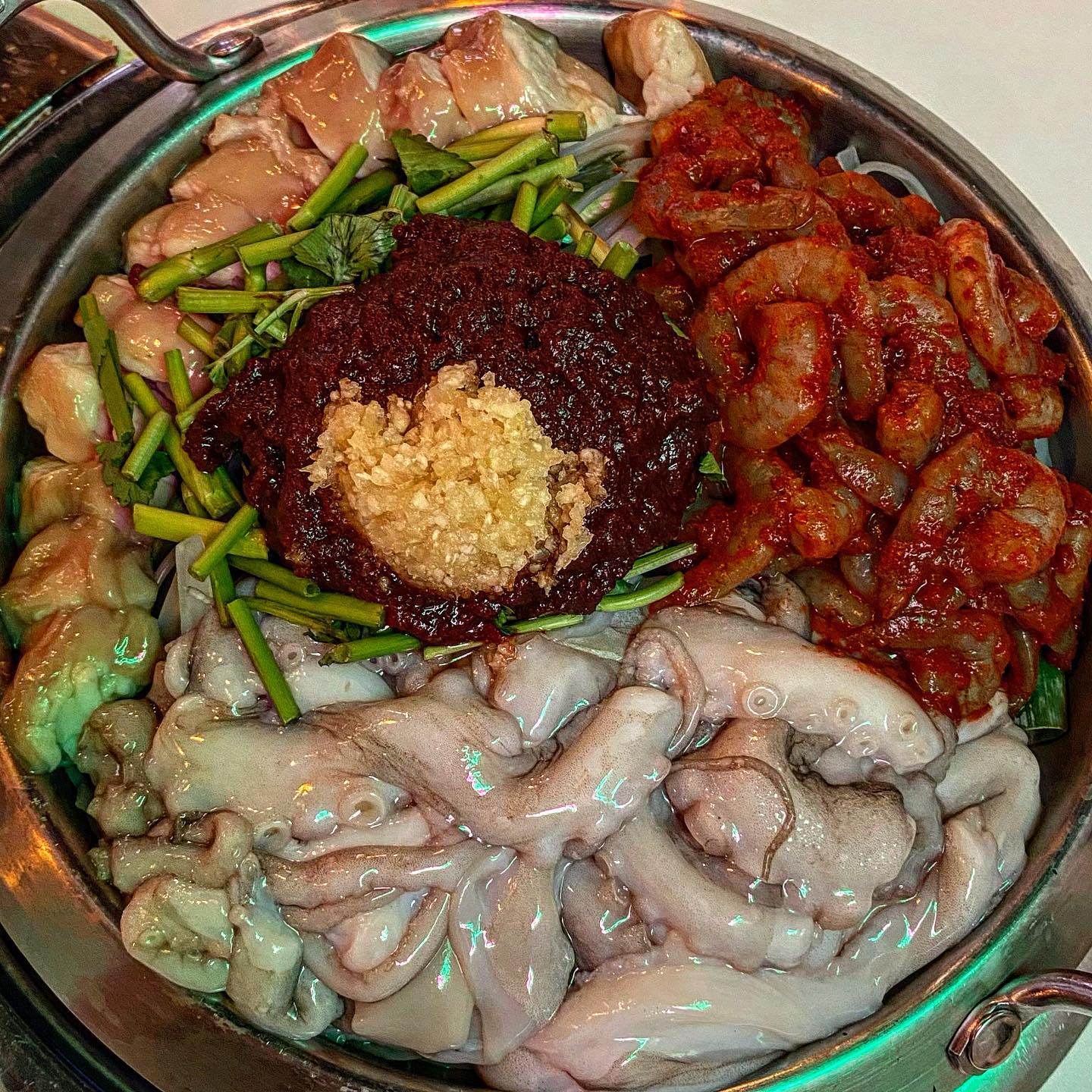 #연남동맛집 #평화연남
⠀
✔️ 낙곱새전골 소
✔️ 대접밥 + 계란후라이
⠀
요즘 줄서는식당으로 더 더 핫해진 낙곱새 원탑👍🏻🔥
평화연남 드디어 영접했어효,,,
당근 시그니처인 낙곱새로 pick ✔️
비주얼부터 미쳤,,, 걍 찢었다 도랐다 침 좔좔 ㅠ
튼실한 낙지 + 탱글한 새우 + 오동통 대창까지,,ㄸ
𝙈𝙄𝘾𝙃𝙄𝙉 조합에 양까지 대혜자라니..? ?😆
국물도 매콤얼큰칼칼 세박자 👏🏼👏🏼👏🏼
대접밥 시켜서 자작하게 비벼먹으면 천국 찍고 오는 맛
진심 살면서 먹은 낙곱새 중 1위 등극이에요 ㅠㅠ🤍
마지막에 볶음밥 안먹는 사람이랑은 상종 안할게요.
배가 터져도 계란후라이까지 꼭!꼭! 추가하기 ✨
다음엔 낙차새 먹으러 또 가볼거에요 🏃🏻‍♀️🏃🏻‍♀️🏃🏻‍♀️
⚠️ 테이블링 원격줄서기 꼭 하고 가세요!!!!
⠀
🐷 연남 평화연남 🐷
⠀
#러비더비로드 #해니_연남 #해니_홍대
