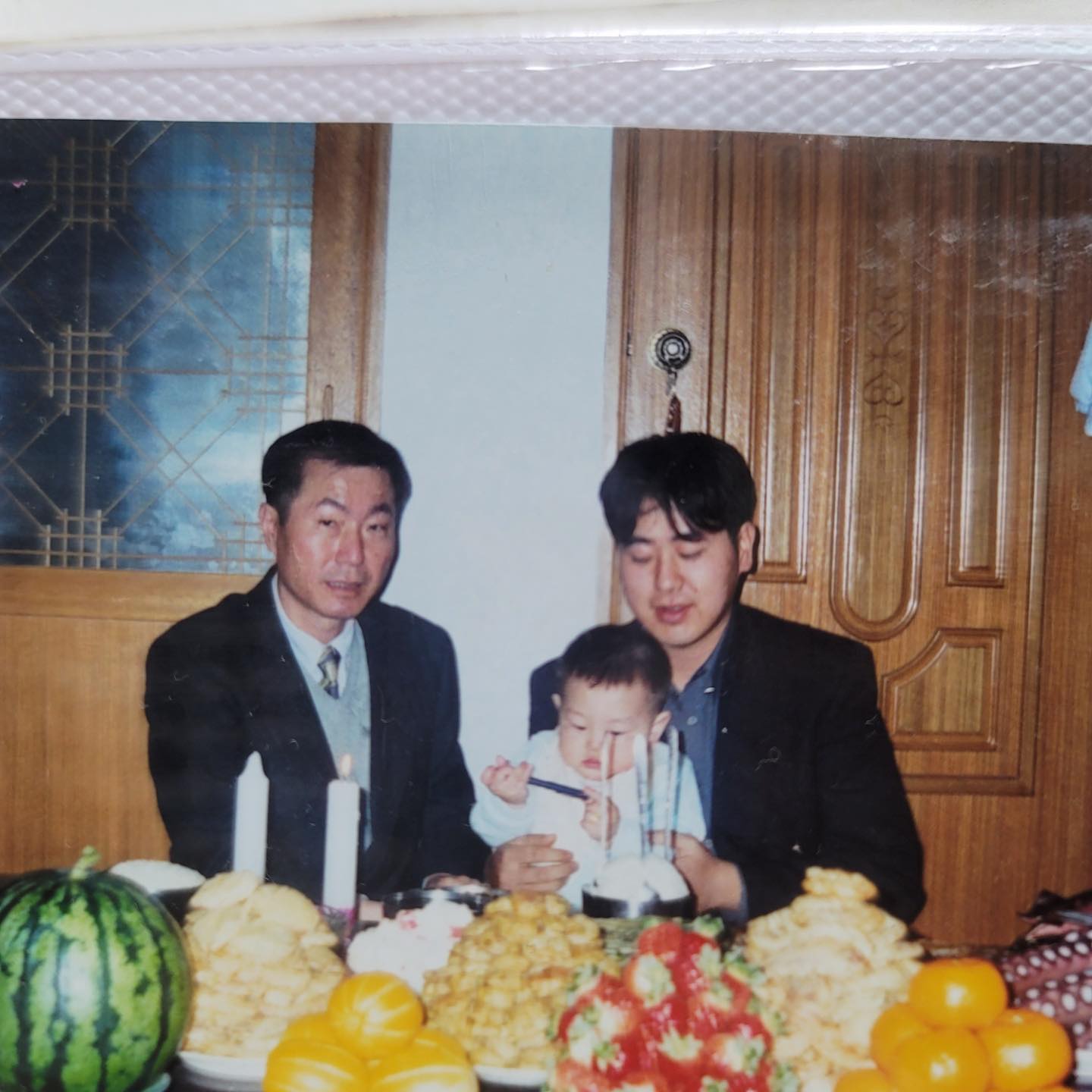 외할아버지, 할아버지께서 살려주신 목숨 최대한 열심히 살아볼게요. 근데 할아버지, 저 너무 힘들어요. 힘들어서 그런 선택을 했는데 왜 더 힘들어져야 하나요. 발은 발대로 다쳐서 걷는 자세도 이상하고 신경은 어느정도 돌아오더니 이제는 더 돌아올 생각도 안하고 몸은 흉터, 자해 투성이에 약때문에 살은 살대로 잔뜩 찌고 열감도 심해져서 더운 여름 땀만 삐질삐질 흘리고 제 몸 중에서 가장 좋아하던 머리카락이 다 잘려나갔어요. 저 어떻게 살아가야 해요. 아무리 좋은 사람들이 눈에 보이고 주변에 가득해도, 저 스스로가 어두워서 주변이 보이질 않아요. 저 어떻게 해야 남들처럼만이라도 살 수 있을까요. 보고싶어요 외할아버지, 못난 외손녀 미우시더라도 꿈에 한 번 쯤 나타나주세요. 너무 뵙고싶어요. 진심으로 온 마음 다 해 사랑합니다.