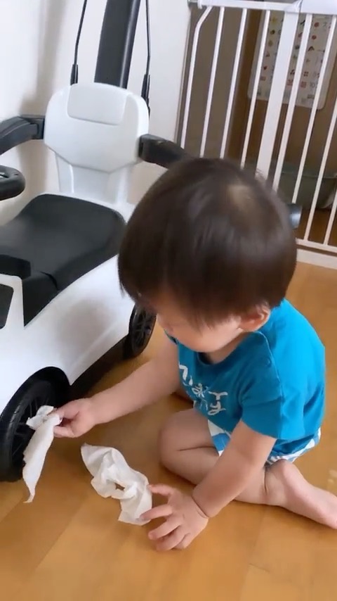 붕붕이 열심히 청소하는 지호ෆ⃛

#17개월아기 👼🏻