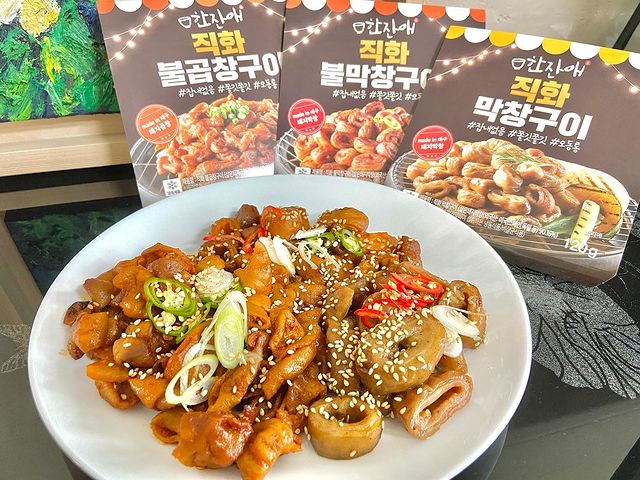 #광고 곧 출시 예정인 한잔애 신제품 냉동안주 3종 Set
➊ 직화 막창구이 : 오동통 쫄깃한 막창에 단짠 갈비맛 소스!
➋ 직화 불막창구이 : 맵단짠의 정석 불막창구이! 리얼직화로 살아있는 불맛!
❸ 직화 불곱창구이 : 쫄깃쫄깃한 곱창에 자꾸 생각다는 매콤한 불맛~