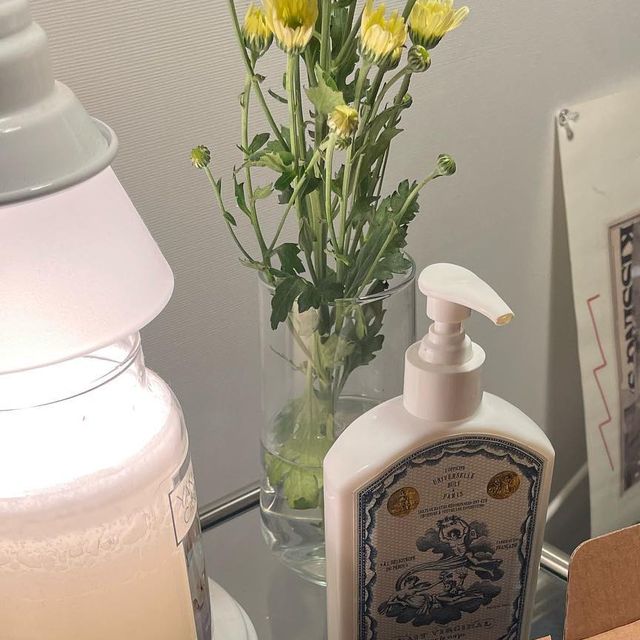 개구리 on Instagram: "#광고

휴대성 짱인 블랙하비 드레스퍼퓸 미니향수 소개해드려요 ! 😆🎵

사탕수수를 직접 발효시켜 만든 베이스와 파인등급 오일로 제작된 휴대용 향수입니다 👼🏻

여행갈때, 미니백에, 파우치에 넣기 딱 좋은 미니사이즈로 휴대성 진짜 짱🤍🤍

약 500개의 향을 보유하고 있는데요! 개인별로 맞춤 향수를 추천해주셔서 나에게 딱 맞는 향수를 이것저것 테스트 해 보기도 너무 좋아요🔥

보통 향수 선물할때 어떤 향이 어울릴지 고민되는데 이 향수는 종류도 많고 5개 세트라 선물하기도 넘넘 좋다는 점..!

심지어 단종된 향수도 제작해준다고 합니다! 😛

30ml 부터는 디자인 1개도 맞춤제작이 가능하니 이것또한 메리트 ㅎㅎ

저는 샴푸향, 비누향 너무너무 좋아해서 이런 계열 향수를 많이 구매하는 편인데, 이번에 비누향 드레스향수 디스커버리 5종 세트를 제공받아서 더 다양한 향기들을 사용해서 너무 만족스러웠어요!

더군다나 큰 용량 향수는 들고다니기 번거롭고 이리저리 흔들리면서 향 변질이 있었는데, 작은 사이즈다보니 일할때 가방에 쏙 넣고 다니기 정말 좋더라구요!

특히 #블랑머스크 향이 너무 좋았답니다,, 🤍 평소에 꽃향기+비누향+머스크 섞인 향 좋아하시면 이거 잘맞으실거에요 👼🏻

바이레도 블랑쉬에 머스크 살짝 첨가된 느낌!

광고지만 사심 담아 추천드립니다! 저는 다 쓰면 무조건 내돈내산 할 예정👀

#광고#향수#향수선물#향수스타그램#20대향수추천#블랙하비#여자친구선물#여자친구선물추천#좋아요#좋아요반사#블랙하비섬유향수#여자향수추천#남자향수추천#향수타그램#선물#선물추천 #협찬 #유료광고 @blackhobby_official"