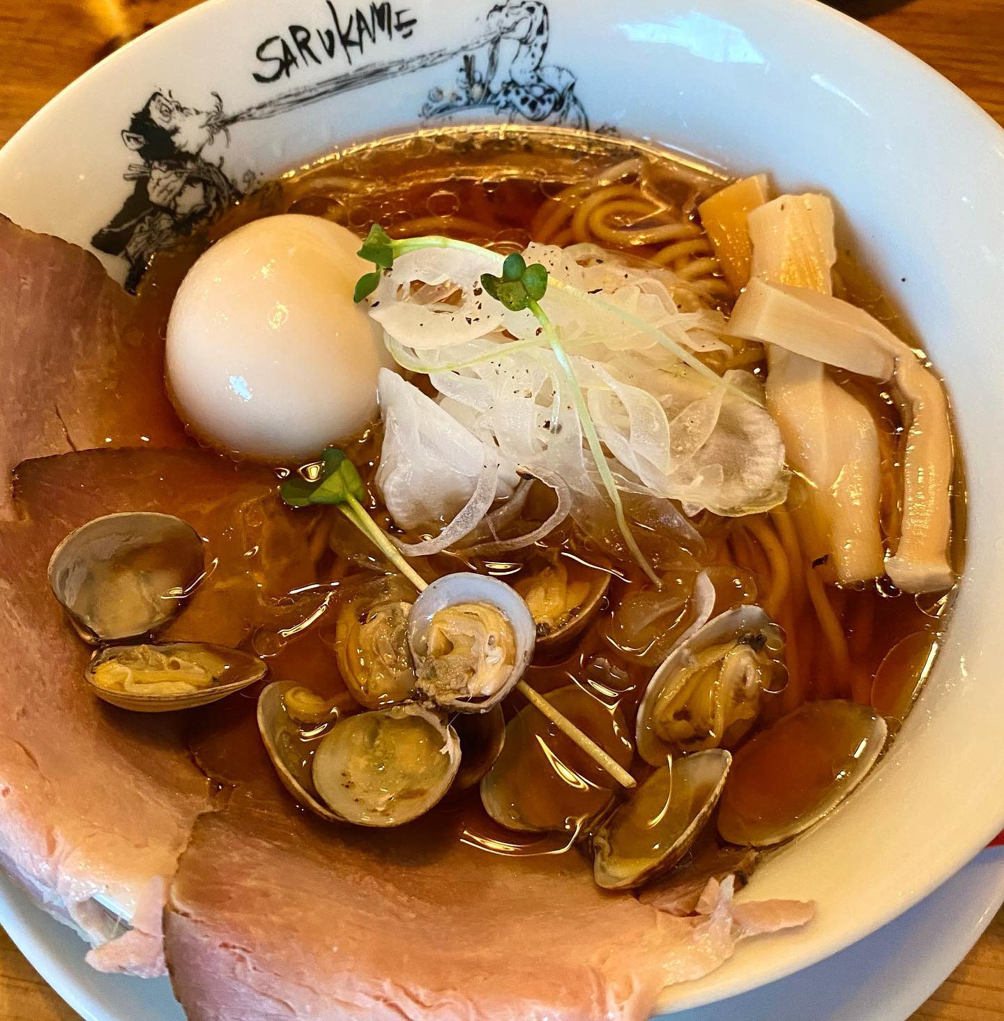 🧡연남동 사루카메

엄청 배고팠던 날 길가다가 외관이 예뻐서 들어갔는데 
아싸 라멘 맛집 당첨!! 🔥
일단 차슈를 3장이나 줘서 양이 아주 낭낭함!🐷
바지락 육수, 닭 육수 두개를 먹었는데 
둘 다 육수가 깔끔했지만 개인적으루 닭육수가 
꼬소하게 깔끔해서더 내 취향이었듬ㅎㅎ👍

🏠주소
서울 마포구 연남로 15 1층

💸메뉴/가격
카메라멘 (바지락) 9,800원
사루라멘 (닭) 9,000원

⏱운영시간
매일 11:30-20:30
❗️15:00-17:00 브레이크 타임❗️

#연남동맛집 #연남 #연남동 #연남동핫플 #연남동데이트 #라멘 #라멘맛집 #라멘스타그램 #먹팔 #먹스타그램 #먹팔해요 #맞팔 #맛집추천 #맛집스타그램 #맛스타그램 #food #배고플때
