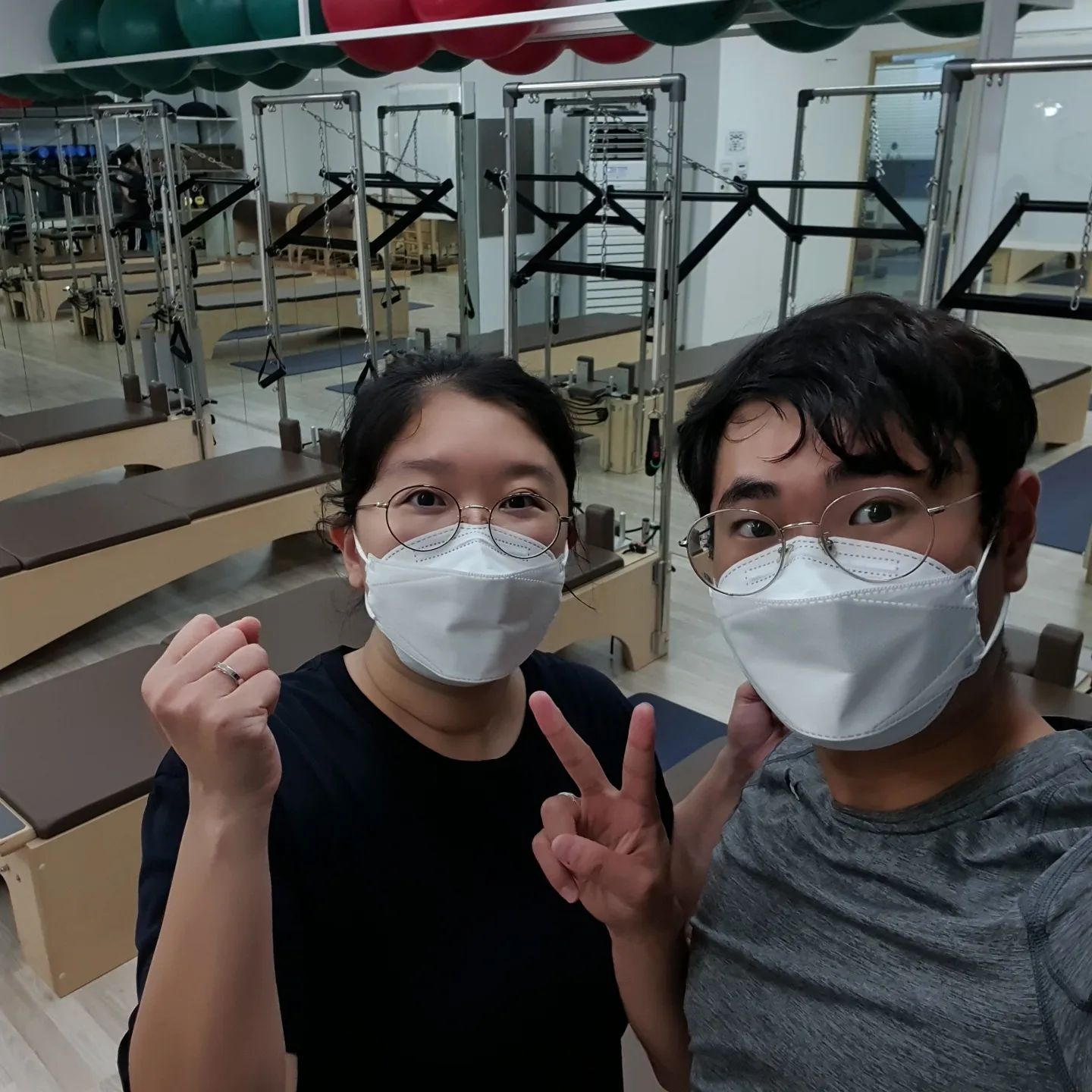 🤗운동 전 & 운동 후🙂

#지탱_일상

다시 운동 습관 들이려고 노력중😁
오늘도 필라테스 뿌시러 갔다가
우리가 조져졌지만
월요일보다는 훨씬 동작을 잘 수행한 것 같아서 기쁨😁

#신혼그램 #운동스타그램 #필라테스 #다이어트 #제주도필라테스 #신혼부부