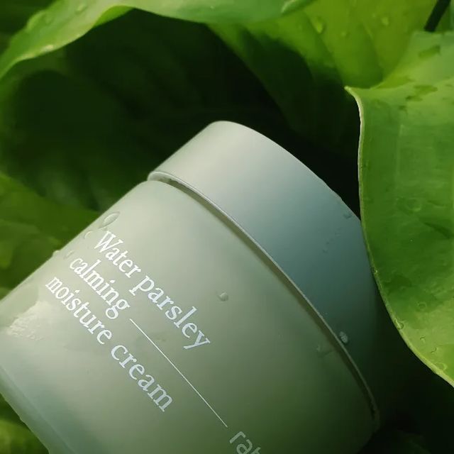 안개 on Instagram: "#제품무료제공 

라타플랑
미나리 카밍 수분크림

🌱미나리추출물 3,000ppm

🌱보타닉 카밍 콤플렉스
알로에추출물, 병풀추출물,
티트리추출물, 어성초추출물

🌱3중 레이어링 히알루론산 

순천만의 따뜻한 해풍과 맑은 물에서 자란 
무농약 미나리의 수분을 담은
미나리 카밍 수분 크림

라타플랑과 순천시가 협약을 맺어
버려지고 있는 못난이 미니리를 저온 추출공법인 
수비드 공법으로 추출해서만든 제품라인입니다

개인적으로 농가와 협업하는 브랜드라서 
무척 무척 좋아합니다

저자극 진정 수분크림답게 수분감이
강하고 겉도는 느낌없이 깔끔하게 피부에 흡수됨 

여름에 딱 쓰기 좋은 제형와 보습력으로 진정효과도 뛰어나서
모든 피부타입에 좋을듯 합니다 

응원합니다 라타플랑🌿

#라타플랑 #라타플랑미나리 #미나리카밍수분크림 #미나리수분크림 #미나리크림 #저자극크림 #진정크림 #수분크림 #여름수분크림 #여름화장품 #여름스킨케어 #진정케어 #기초화장품 #기초케어 #화장품리뷰 #협찬 #제품제공"