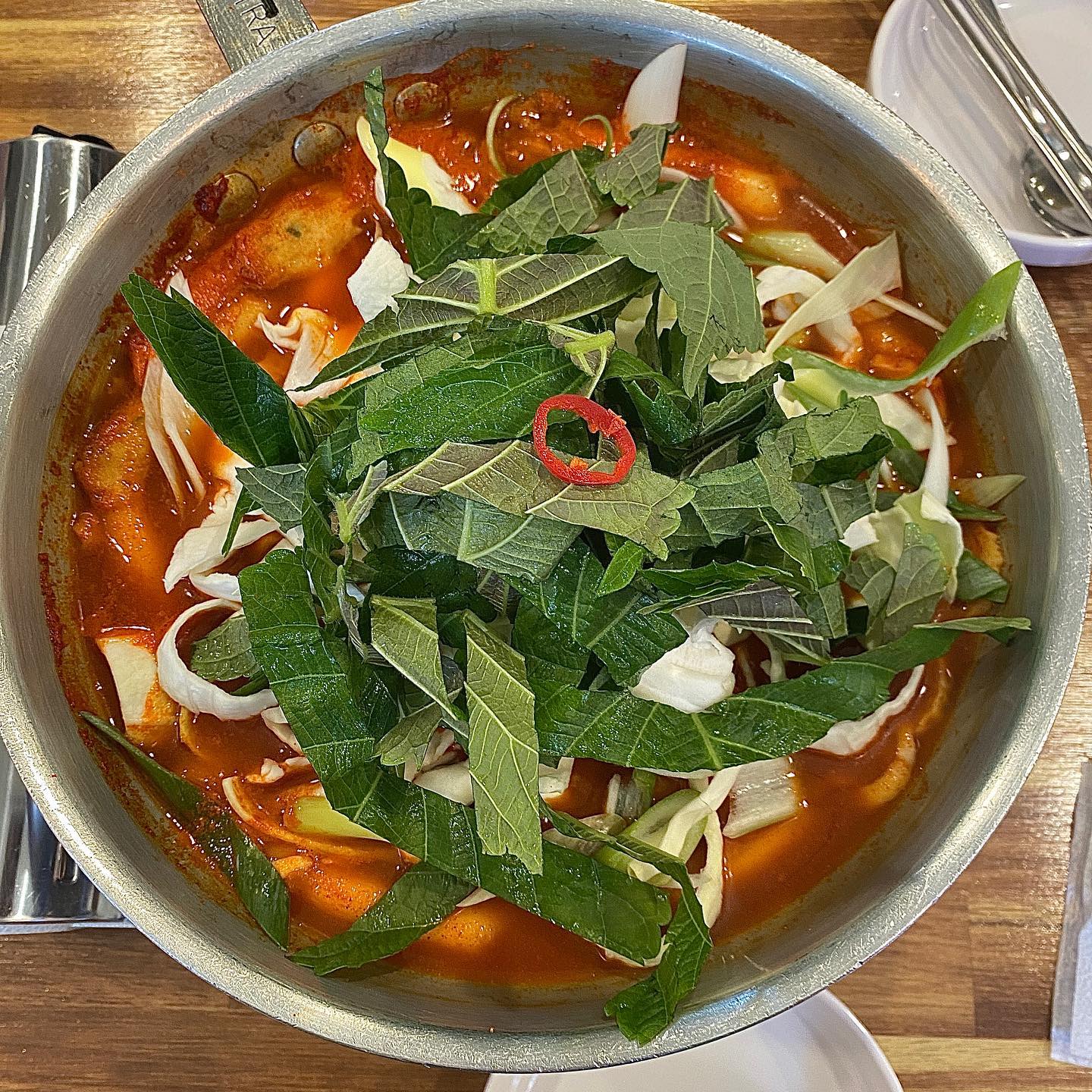  “또보겠지떡볶이 이곳은 핫플이라서 그런지 거의 오픈시간에 맞춰서 갔는데 사람이 꽉 차있더라구요,,, 음식은 금방 나왔던 것 같아요! 근데 나오고 나서 좀 있으면 금방 불더라구요ㅠㅠ 그것만 주의하면 될 것 같아요! 맛은 솔직히 엄청 맛있다고 느끼진…”