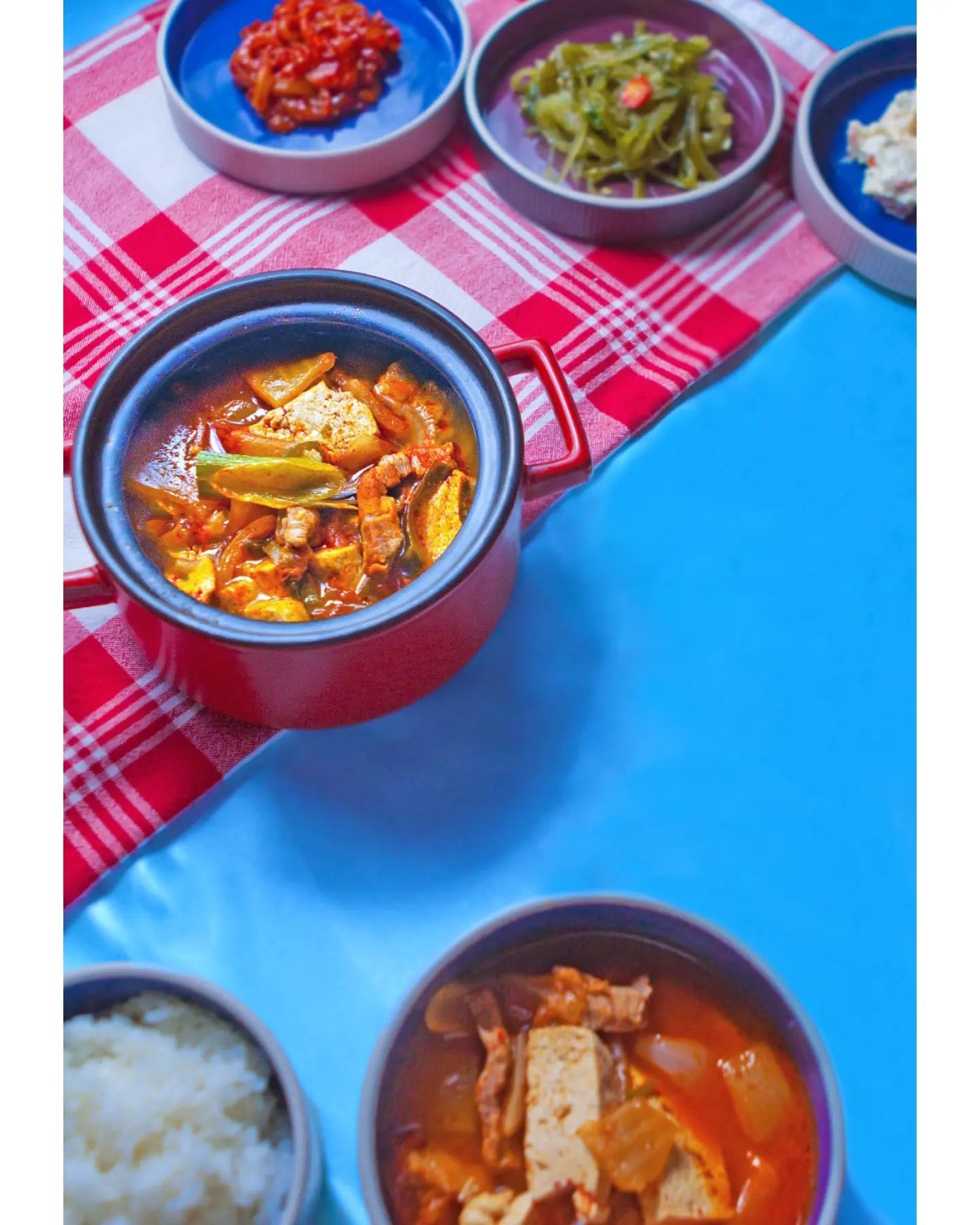  “#협찬 김치찌개 싫어하시는 분은 아마 안계실겁니다😅😅 특히 오늘같이 비가 억수같이 쏟아지는 날 따근하게 먹는 김치찌개 더이상 뭔말이 필요하겠습니까? 밥한공기 순삭이쥬😆😆 ㅡㅡㅡㅡㅡㅡㅡㅡㅡㅡㅡㅡㅡㅡㅡㅡㅡ 제가 맛본 지존김치찌개 는 - 양이…”