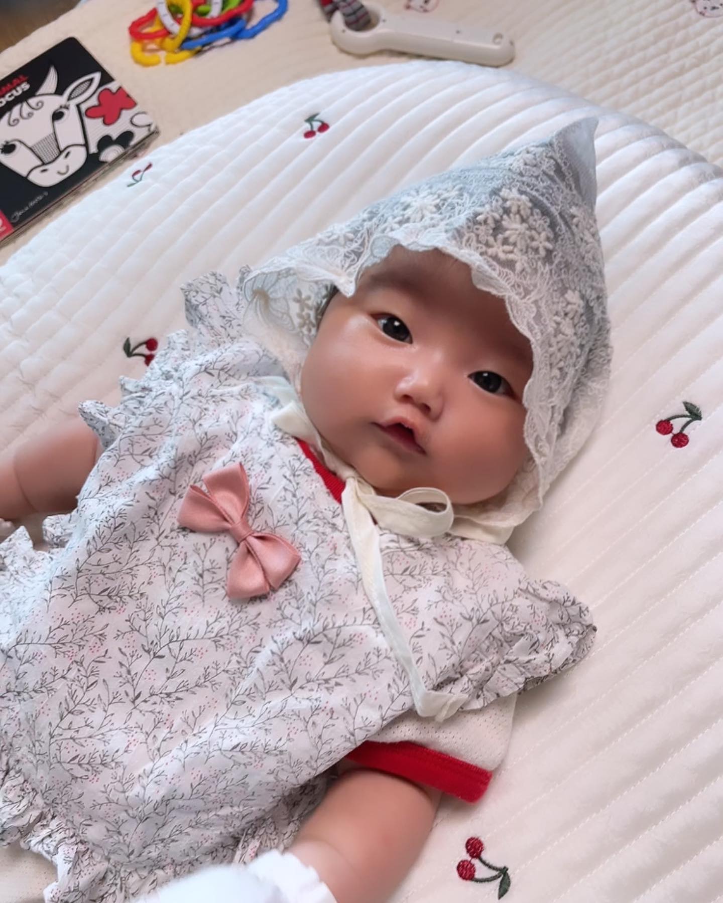 🐯동네사람들 여기 이쁜이 보고가세요🐯
.
이서가 내일이면 세상에 나온지 50일이다☺️
날짜로 보면 너무너무 아기인데 먹는양이나 자라는 속도가 빨라서 그런지 자꾸만 큰 아기로 받아드려진다😂😂
밤에는 조용히 자는 대신 낮에는 노는 시간이라는걸 아는지 계속 안자려고 뻐팅기고 짜증내고 안겨만있는다🫠
그래도 낮엔 동생이 집에 오고 저녁엔 율이가 퇴근하고 이서를 열심히 놀아줘서 그나마 살만하다😂👶🏻😂
무럭무럭 아프지말고 자라렴 내 아기야🫶🏻💗💗💗
