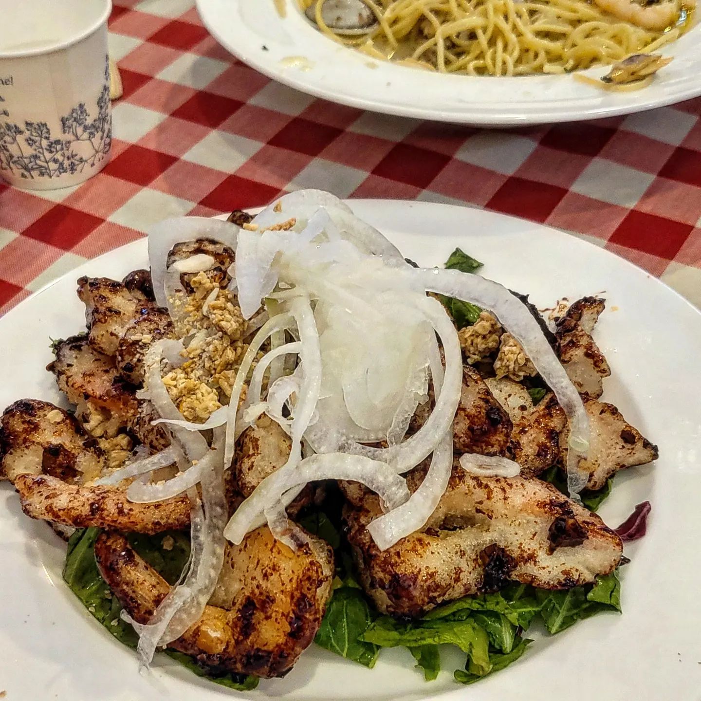 | 선식당 배곧점
⠀
여기는 일단 양이 미칭넘임...!
그래서 볶음밥은 테이블당 하나밖에 못시킨다.
⠀
양도 양인데 종류도 다양하다.
쌀국수부터 시작해서 파스타, 스테이크, 샐러드, 튀김 등등•••
모든 호불호를 수용하는 곳...!!!
⠀
여기서 내 원탑은 간장마늘새우치킨!!!!!
얜 진짜 같이 먹은 사람들에게 모두 합격받은 메뉴 ㅋ
⠀
양이 많기때문에 셀프바에 셀프로 포장하는 곳이 따로 있다.
여긴 파스타랑 튀김이랑 면이랑 볶음밥이랑•• 아 그냥 다 맛있는 곳.
샐러드도 맛있는 미친 존맛집ㅠㅠ🤦
⠀
⚡️주소 : 경기 시흥시 서울대학로264번길 7 237호
(아브뉴프랑 퍼플동)
⚡️시루/주차 가능, 애기의자 있음, 홀/배달/포장 가능
맛고래점수 :⚡️⚡️⚡️⚡️⚡️(5/5개)
⠀