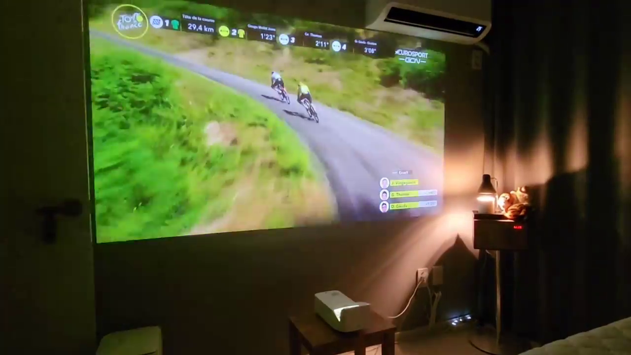 오늘도 #뚜르드프랑스 🚵‍♂️🚵‍♀️

#빔프로젝터 #초단초점빔 #침실 #자덕부부
