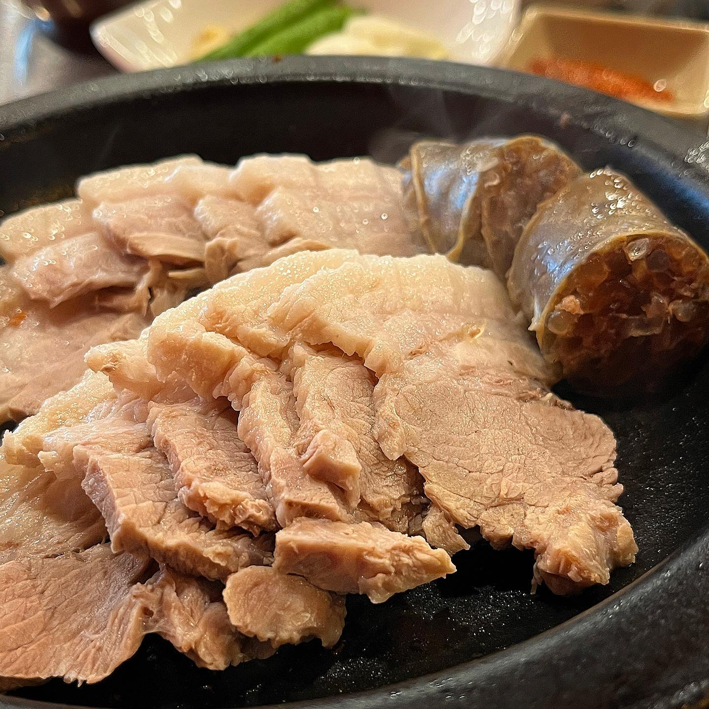  “부산 마지막날 점심은 수변 최고돼지국밥에서 마무리했어요 다양한 국밥종류가 있었어요 특히 저는 좀 기름진 고기를 좋아해서 항정국밥을 먹을까 하다가 흰쌀밥에 수육 올려서 상추쌈을 먹고 싶어서 수육백반을 시켰어요 🍚고슬고슬한 쌀밥 🥩살코기와 비계의…”