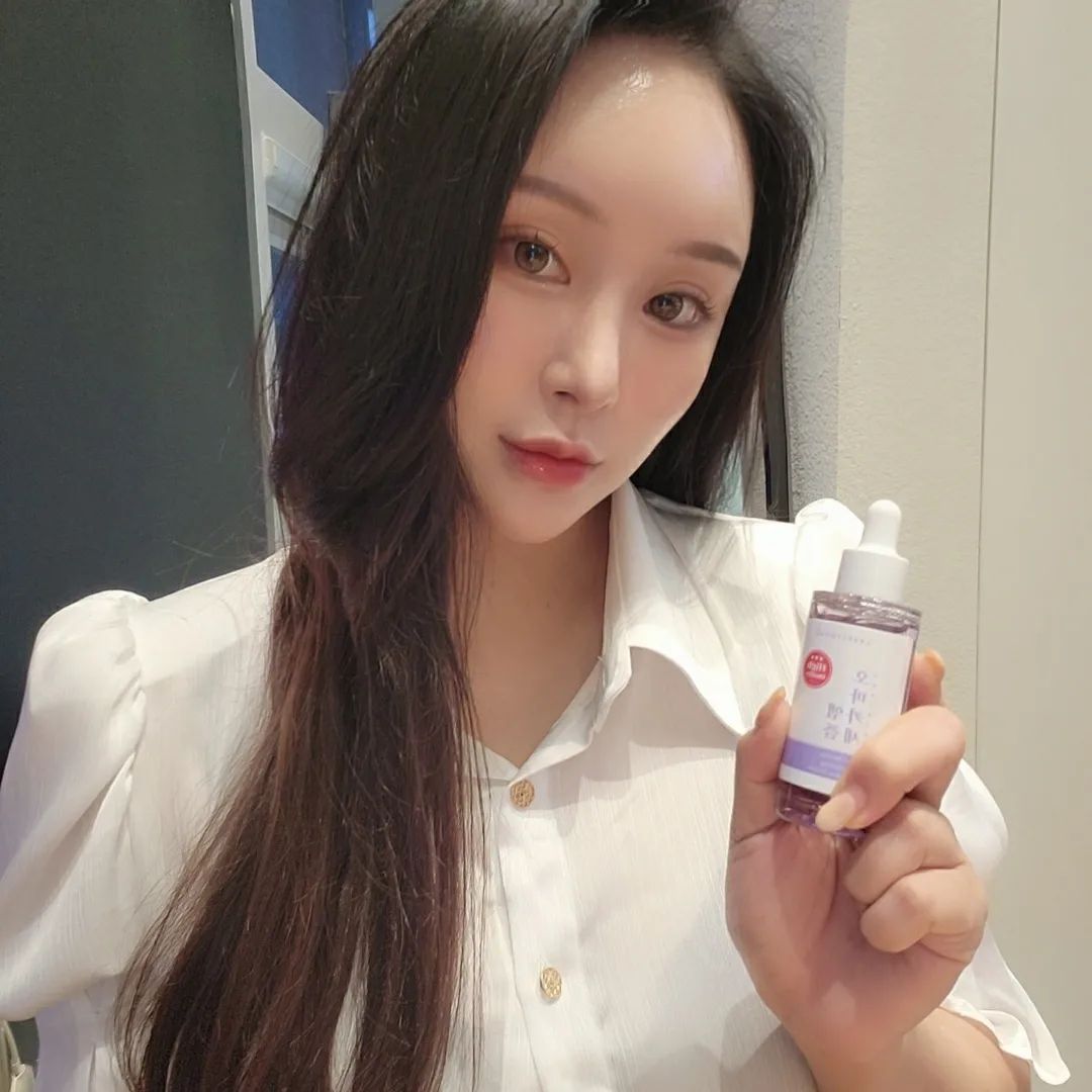 #광고
이번에 화장품 잘못썼다가 피부가 뒤집어진일이있었어여ㅠㅠ! 기초부터 다시잡아야겠다 생각해서 선택한
피부기초 컨디션을 확실하게 올려줄 "라벨영 쇼킹 오마카세앰플" 을 소개해드릴게여🤎 

🐚피부보양성분 보라성게 +전복+ 그린캐비어 가득!최고급피부 오마카세케어!🐚
❕최고급 보양 식재료 성분을 담아 피부 본연의 기초컨디션을 높여주는 고기능성 앰플 제품으로 단하나만 발라도 [피부탄력+영양보습+피부결케어+주름개선+화이트닝+피부진정]6IN1 효과선사! 

🐚보라성게 속 저분자 효소 콜라겐과 전복&그린캐비어 속 영양가득성분으로 생기와 탄력충전!🐚
❕저분자 효소 콜라겐이 함유되어 피부의 생기와 탄력을 끌어올리고, 전복과 그린캐비어 속 미네랄,단백질,비타민,후코이단 등이 풍부하게 함유되어 화이트닝과 피부 진정효과까지! 

🐚여름철 피부관리 기초케어로 적극추천! 피부진정효능 특허& 그리너리한 안식의 향!🐚
❕식물유래 보랏빛 콜라겐을 그대로 담아 단 하나만 발라도 끈적임없이 쫀쫀하고 매끈한 피부결완성!
그리너리한 안식의 향과 피부진정  효능 특허 완료로 예민한 피부타입도 안심하고 사용 OK! 

피부가뒤집어지고 나니까 좀더 산뜻하면서 끈적임없는 앰플이 필요했는데 좋은성분가득한 오마카세앰플로 관리하니 진정효과가 빠르더라구요🙈 보랏빛도 넘예쁘고 콜라겐 가득있다하니 더좋더라구요 메이크업전에도 찰떡이고 가볍게 바를때도 매끈해져서 예민한 제피부에도 잘맞았답니다 

💧TIP💧
더 신경써주고싶은 부위에 한번씩 덧발라주면 베스트! 

#라벨영#쇼킹오마카세앰플#저분자콜라겐#스킨부스터#앰플추천#바르는콜라겐#콜라겐앰플#피부탄력#기능성화장품