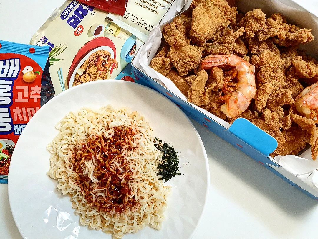 #협찬 배홍동x바른치킨 콜라보🍜🐔

바삭한 치킨과 매콤새콤한 배홍동 비빔면을 한번에
같이 먹을 수 있는 세트가 나옴ㅋ.ㅋ
현미순살치킨+대새레드소스+배홍동비빔면 구성으로 완전 혜자!! 

치킨과 비빔면의 조합이 이렇게나 잘어울림🙂
약 2개월동안만 판매하는 꿀조합 이벤트이니 
궁금한 사람은 배민이나 쿠팡으로 주문하세요 💗
오늘 야식은 닭치면 세트와 치맥 ㄱ? 

#닭치면with배홍동비빔면 #배홍동비빔면 #농심 #바른치킨 #닭치면 #닭치면세트 #배홍동비빔면
#치맥페스티벌 #치맥 #페스티벌 #치킨 #야식
#콜라보 #음식스타그램 #데일리 #존맛탱 #fff #일상 #소통 #daily #instagood #맞팔 #좋아요 #likeforfollow #f4f #맛있다그램 #맛집스타그램 #food #좋반