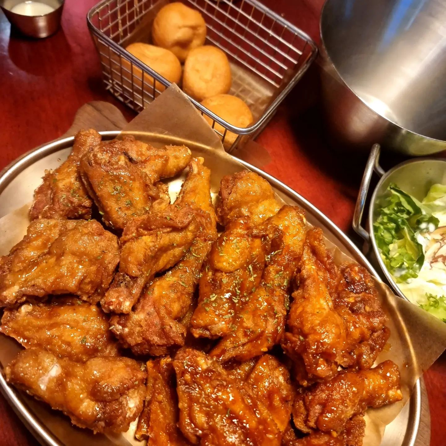🐔🐔🐔🐔
또 치맥킹왔징!
오늘은 윙봉 간장&소핫(feat.치즈볼)
치즈볼도 JMT
치킨은 말해모해 존맛탱구리이징👏

#치맥킹 #치맥킹신월성점
#신월성맛집 #월성동맛집
#신월성치킨맛집 #대구치킨