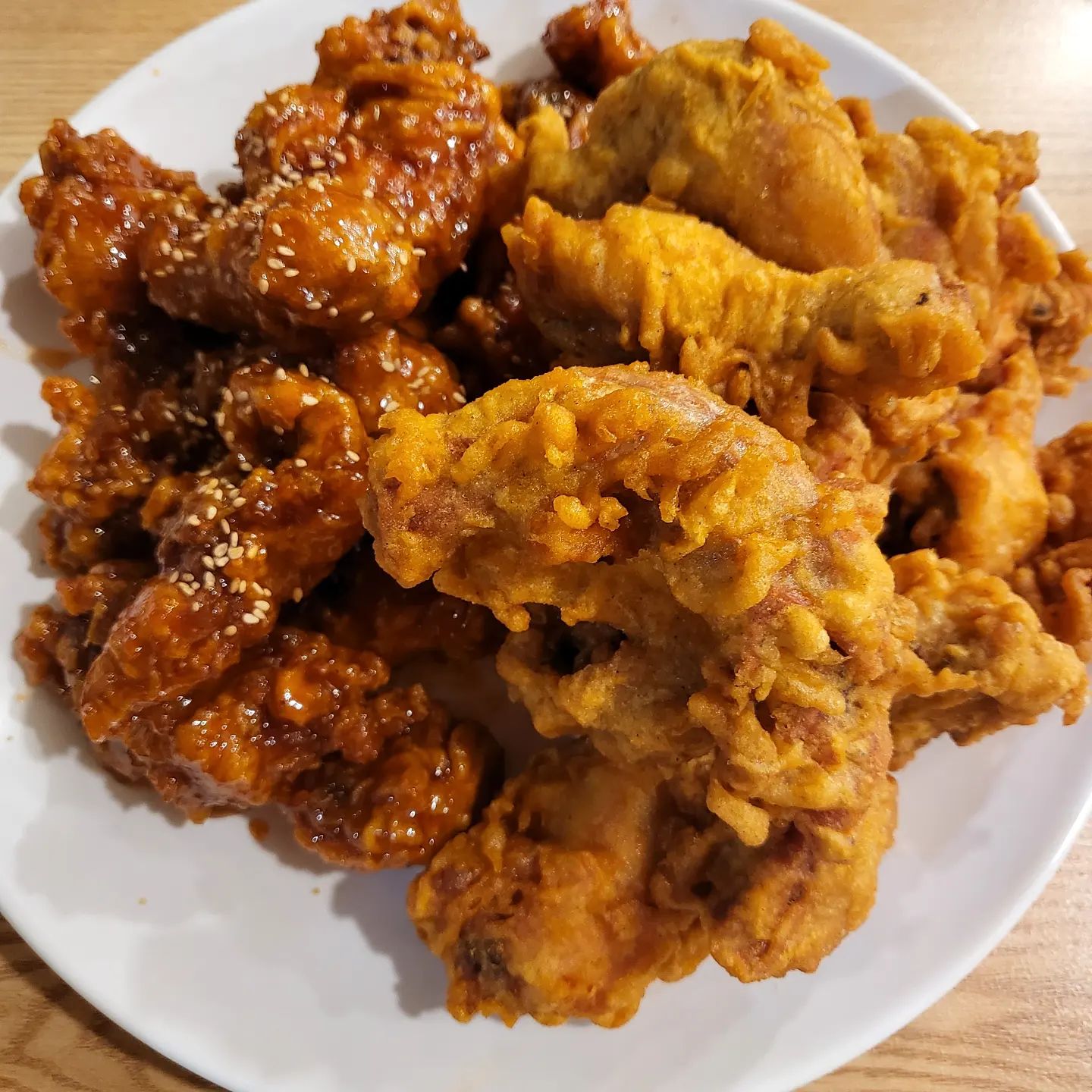 .
🍗효성치킨🍗

수원 몇대통닭??

다 비켜라🤩

대기줄만 길고

기대보다 별로라

당황하셨던적이

있거나

수원통닭거리에 왔으니

통닭은 먹어보고싶고

대기는 넘쳐나고

할땐!

차를 조금 돌리셔서

만석공원쪽으로!!😘

#효성치킨 이

있답니다🤗

바삭바삭하고 

고소한 

후라이드치킨😋

달달하고

매콤한

양념치킨🥰

즐겁게 맛있게 

즐기고싶다면

효성치킨어떠세요?🍗🍗

위치➡️

경기 수원시 장안구 만석로 175 1층 
메뉴&가격➡️ 

후라이드_15000₩

양념치킨_16000₩

반반치킨_16000₩

#맛집 #수원통닭거리 #홍대맛집 #강남맛집 #과자리뷰 #맛집리뷰  #수원맛집 #식도락여행 #맛집스타그램 #리뷰스타그램  #내돈내산 #맞팔 #먹팔 #분식 #한식 #양식 #중식 #일식 #디저트 #카페 #먹스타그램 #좋아요 #팔로우 #치킨맛집 #수원치킨 #수원통닭