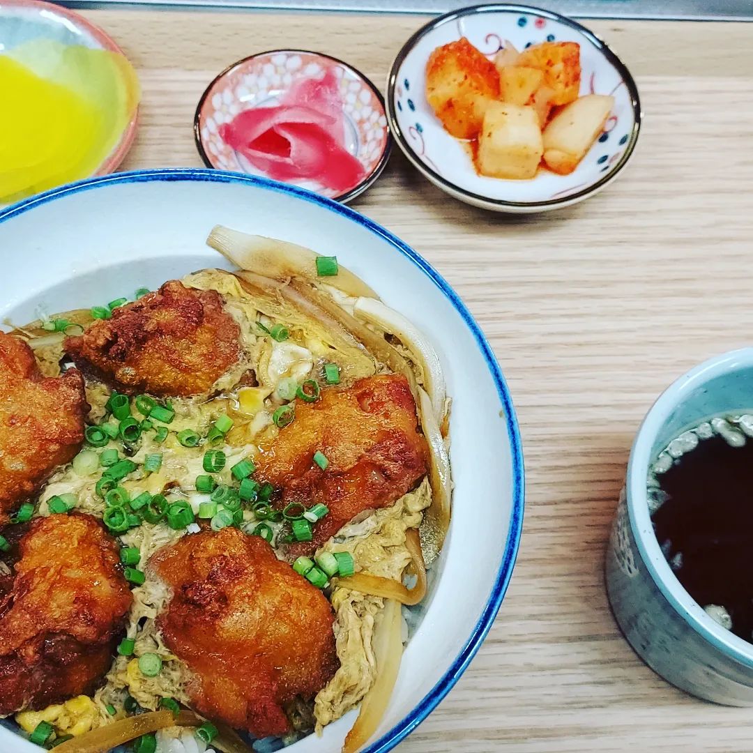 돈부리 먹방 😆

치킨가라아케동~~~

큼직한 다리살 치킨에 타레소스와 계란으로
일식 전용 냄비에서 요리 🍲 🙆 🎶 

#돈부리 #규동정식 #주말  #치킨가라아케동 
#치킨카레