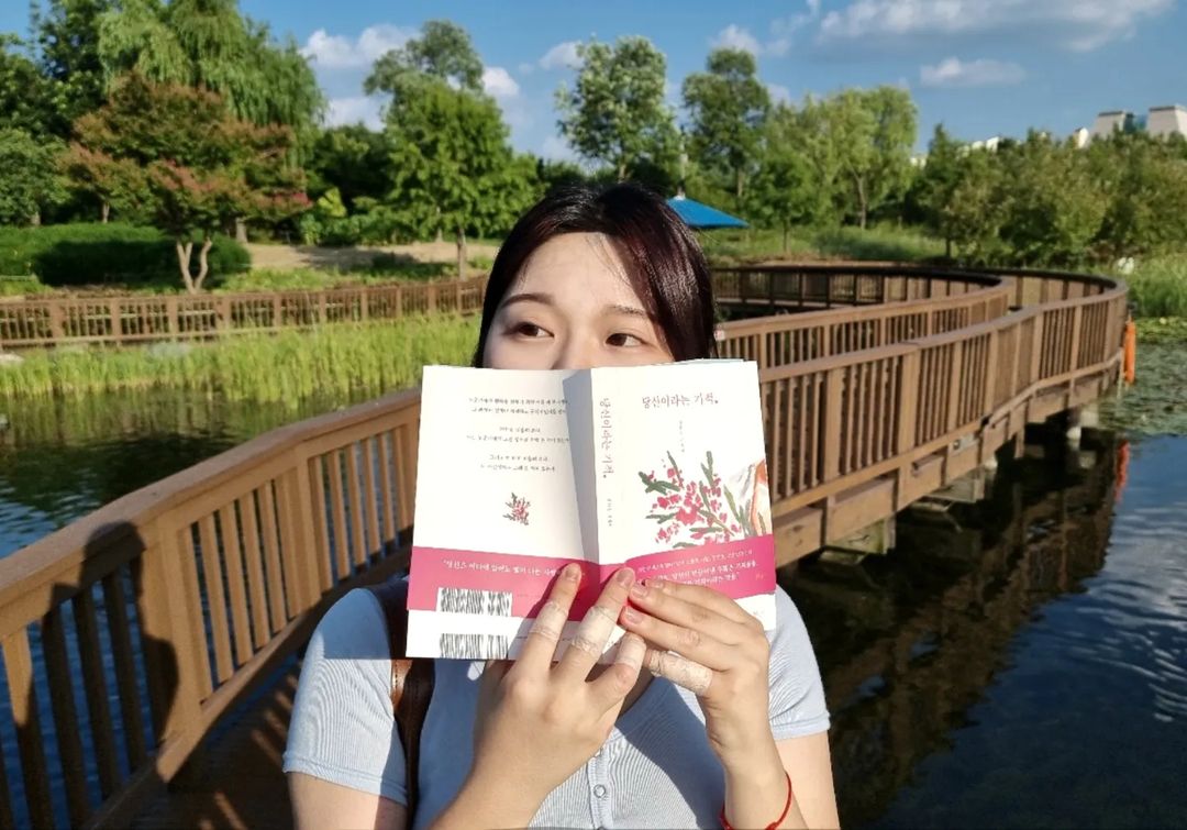 [ 이나영 ] on Instagram: “#협찬 - 당신의 매일이 기적처럼 반짝이기를 정한경 작가님 책은 믿고 보는거 다들 알고 계시죠? 이번에 출시 된 신작 [당신이라는 기적]을 읽어봤어요. - 20만 부 베스