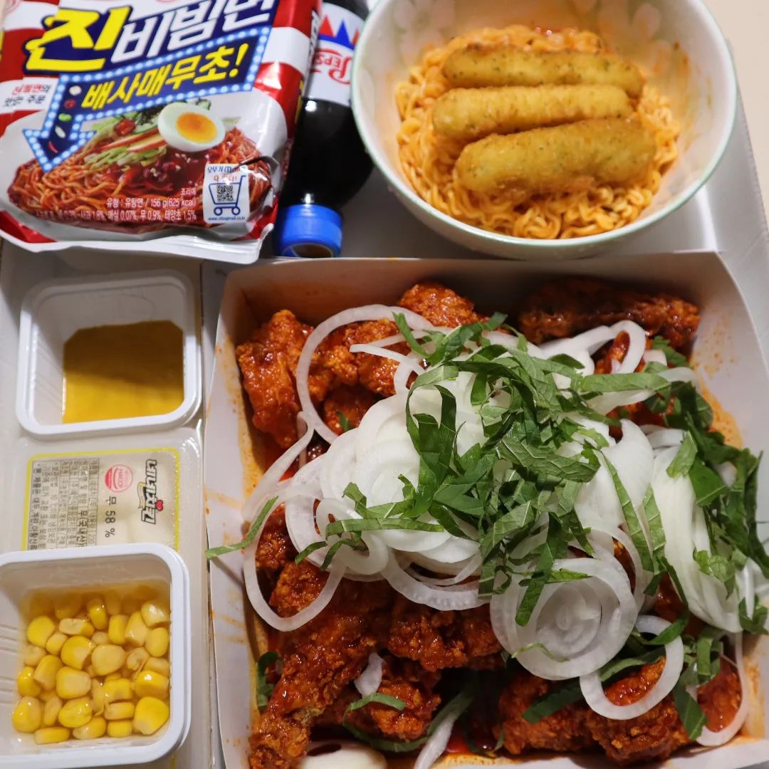 #협찬 네네치킨 의 신메뉴 인 찐비빔치킨+진비빔면 20,900원 먹어 봤습니다. 

요번에 오뚜기와 네네치킨이 협업한 여름 한정 메뉴로,
#찐비빔치킨 과 #오뚜기진비빔면 의 콜라보 인,
찐비빔치킨+진비빔면  먹었습니다. 

우선 치킨 본연의 맛을 느끼기 위해 치킨만 한입 먹어봤는데, 
달기만 한 게 아니고, 새콤하기도 했어요ㅎㅎ 

다음으로 깻잎과 양파를 푸짐히 올려서 한 입 먹어봤는데, 
깻잎과 양파를 함께 먹는게 더 맛있네요ㅎㅎ 

배사매무초 진비빔면 소스가 있는 진비빔면 조리해서 같이 먹어도 좋네요ㅎㅎ 

ottogidaily

#네네치킨 #네네치킨신메뉴 #진비빔면 #여름한정 #콜라보 #신상 #신메뉴 #야식 #야식추천 #치킨추천 #먹스타그램 #맛집스타그램 #맛집기행 #치킨맛집추천 #오뚜기  #순살찐비빔치킨 #치킨 #먹팔 #mkyu#mkyu맞팔#따큐#먹팔해요#범어동치킨#범어역치킨
#오뚜기콜라보 #배사매무초 #비빔면