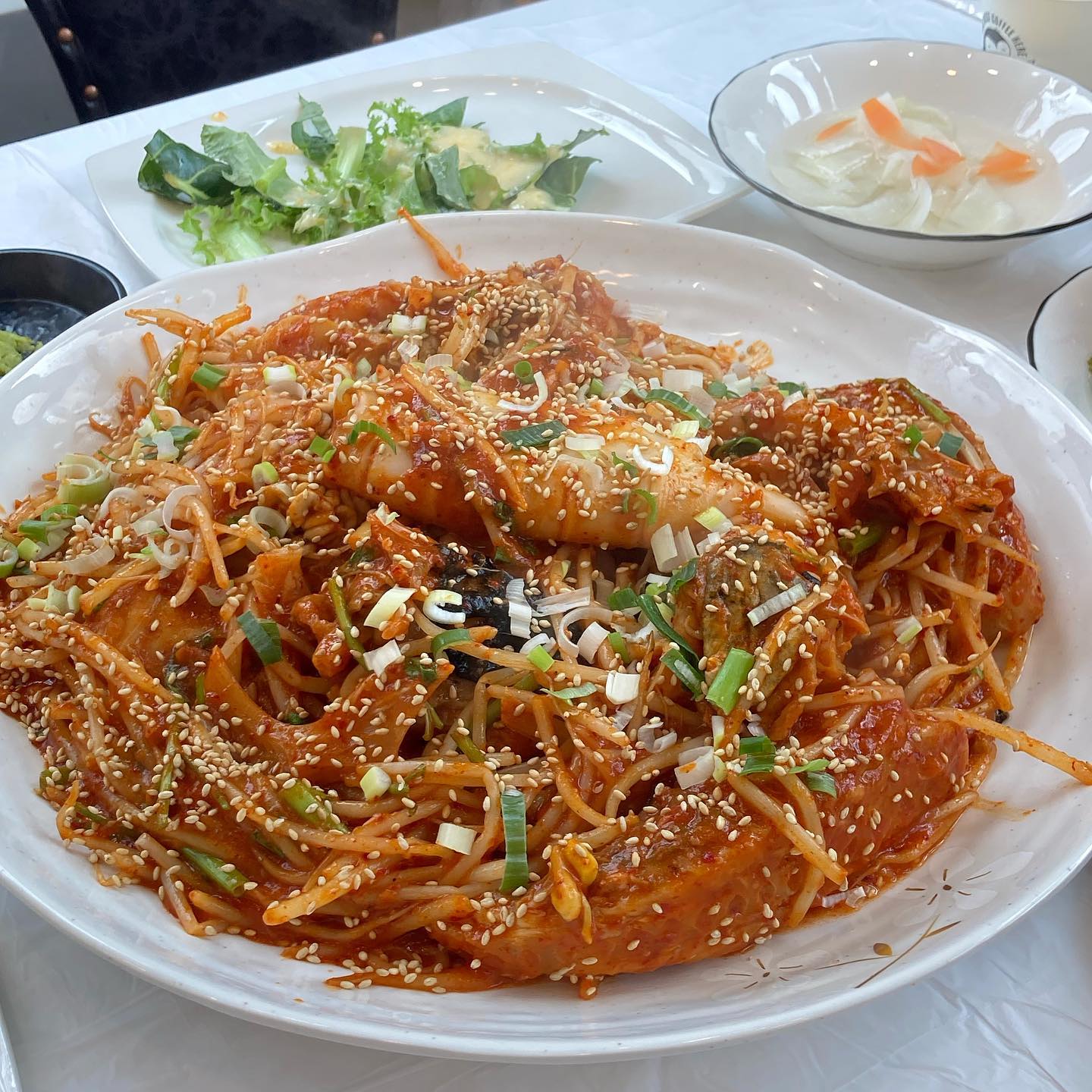 둘이서 절대 다 못먹고 오는 화순 아구찜 맛집. 푸짐한 양에 셀프 부침개, 주마다 달라지는 특별한 메뉴까지 (셋째주 - 밀푀유나베) 볶음밥도 맛있으니 페이스 조절 잘해서 꼬옥 먹고 오기로 ~~~
.
.
.
.
#화순은아구다
#화순맛집
#아구찜
.
#도덕의맛따라멋따라_화순