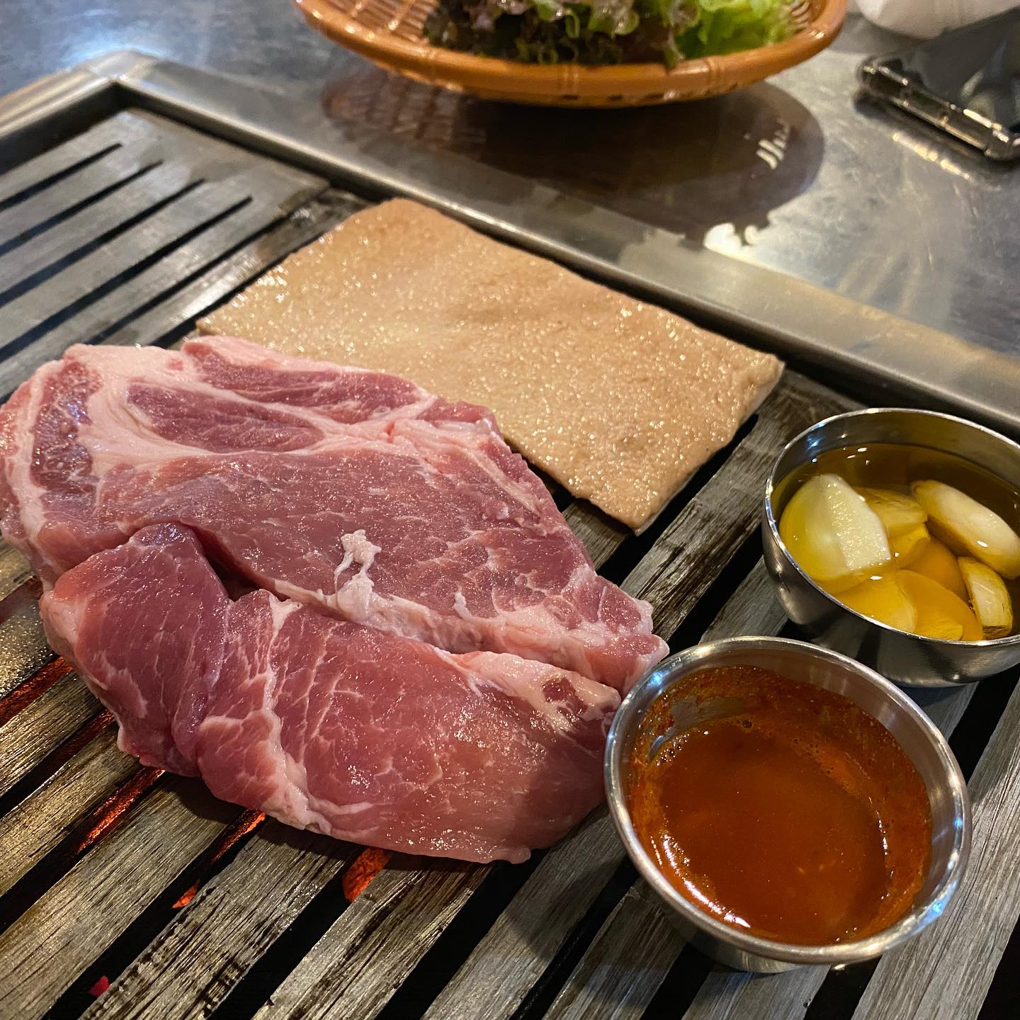 #협찬 안산 고잔동_왕주먹

고잔동 왕주먹! 골목에 숨어있는 진짜 맛집~🏚
고잔신도시에 불맛과 육즙을 동시에 느낄 수 있는 🥩고기집🥩이 있다구요~😋

✔ 왕주먹👊 (14,000원)
목살로 불판 위에서 직접 구워주는 고기!
두툼한 목살이 통으로 잘려져나와 육즙을 꽉~가둬 씹을때마다 불향과 감칠맛 폭발!😍

고기만 2인분 이상 주문 시, 서비스로 나오는 청국장과 계란찜, 껍데기 1장까지!

서비스로 나온다고 맛이 부족할 걱정은 ❌
보들보들한 계란찜과 진한 청국장이 고기랑 진짜 잘어울려요👍

껍데기는 2n년 평생 제일 맛있게 먹은 집이에요!🤩

✔얼큰라면 (3,000원)
꼬불꼬불 라면! 라면에 콩나물과 김가루까지 올려 바다의 감칠맛을 한그릇에 담았어요.🍜

완전 제대로 된 해장라면!😋
시원하고 개운해서 왕주먹과 소주한잔 한 배에 라면국물 한스푼으로 해장까지 원코스로 즐길 수 있어요!

고기는 하나하나 직접 손수 구워주셔서 더욱 맛있게 먹을 수 있어요!😋
눈 깜짝할 새 다 먹은 찐맛집!

📌 주소 : 경기 안산시 단원구 광덕2로 163-11 1층
⏰ 영업시간 : 매일 17:00 - 24:00 / 매주 일요일 정기휴무
☎ 전화번호 : 0507-1387-2628
📌 무선 인터넷, 남/녀 화장실 구분, 지역화폐(카드형), 국민지원금