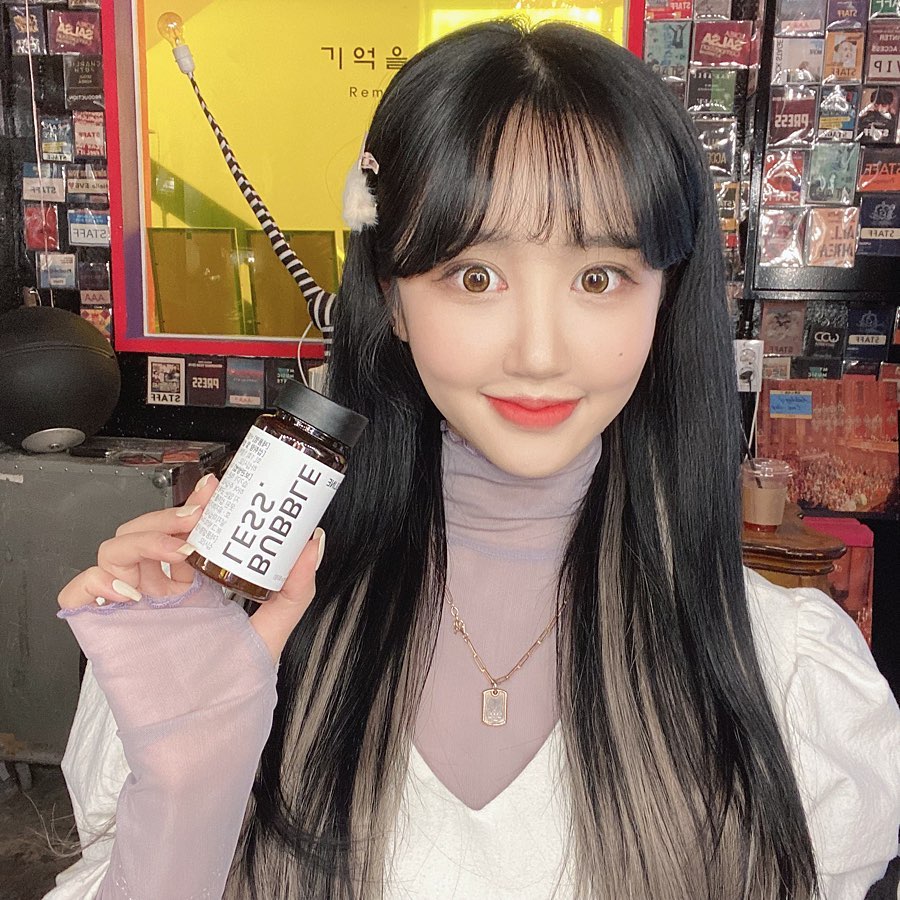 🍒 채냥이 🍒 on Instagram: “#버블레스센시라인
은행잎 추출물이 들어가서 붓기제거와 기억력에 효과가 있어서 잘까먹고 잘붓는 저한테 딱이에요 😊 꼬박꼬박 먹고자니까 확실히 다음날 일어났을때 덜 붓는 느낌 !!✨
☑️ 4번째사진이 복용전 5번째 사진이 일주일 복용 후 입니다”