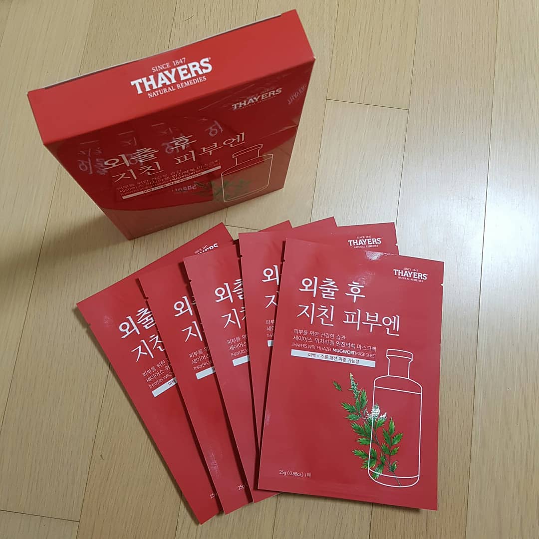 🙂세이어스 위치하젤 인진약쑥 마스크팩🙂
-
마스크때문에 코 밑쪽으로 피부가 엉망이돼서 마스크팩 쪽으로 기웃기웃하다 화해에서 세일하길래 장당 천원 안되는 가격으로 구매했습니다!
-
원래는 장당 4천원? 정도하는걸로 아는데 제값주고 샀으면 후회할뻔햇네요...ㅎ
-
시트 밀착력도 그닥...에센스양도 그닥...
-
에센스양이 너무 많아 목에 바르고 다리에 바르고 그런거 싫어해서 이 부분은 좋긴한데 뭔가 손해보는 느낌...🤔
-
다만 진정용 팩이라 따끔거리거나 트러블 나거나 하진 않고 무난합니다! 세일할때 쟁여놓기 좋은 템!
#세이어스마스크팩#화해마스크팩#건성마스크팩#수분마스크팩#쑥마스크팩#위치하젤#인진약쑥#마스크팩#마스크팩추천#인진약쑥팩#민감성#기초추천#skincare#kbeauty