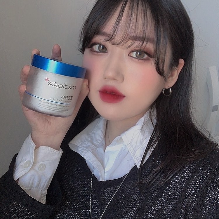 웰시콩기(24) on Instagram: “메디큐브 제로모공패드 2.0 - 제품 사용 후 노폐물 제거와 각질 제거에 도움도 되고  모공타이트닝 효과 덕에 화장이 뜨지 않아서 너무 좋아버리구 >_< 11가지 임상을 완료한 제품이라 더더 좋아요 ෆ  제품 속에 속 뚜껑과 집게가 있어 위생적이예요…”