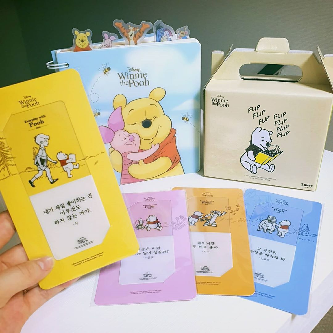 BlackLUNA / JUHEE 🌗 on Instagram: “. 💖2020에브리데이푸 캠페인이 돌아왔어요💖 . 사랑스러운 곰돌이 푸 굿즈들이 왕창 나와서, 내 마음은 설렘! . 곰돌이 푸 뿐아니라, 통통 튀는 티거, 소심하지만 사랑스러운 피글렛, 우울하지만 다정한 이요르 매력있는 친구들도 함께 만나보아요! .…”