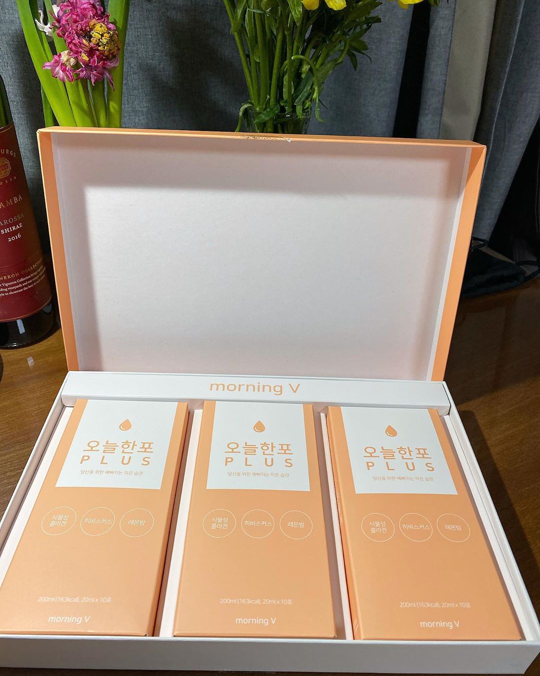 뇽찡ღ on Instagram: “요즘 제가 즐겨먹는 요 제품 소개해드릴게요! 모닝브이 액상 콜라겐이라는 제품인데, 맛있고 액상으로 되어있어서 하루 한 포 간편하게 섭취하기 편리하답니다.히비스커스에서 추출한 백퍼센트 식물 콜라겐이고, 비타민c와 레몬밤도 함께 함유되어 있어서…”