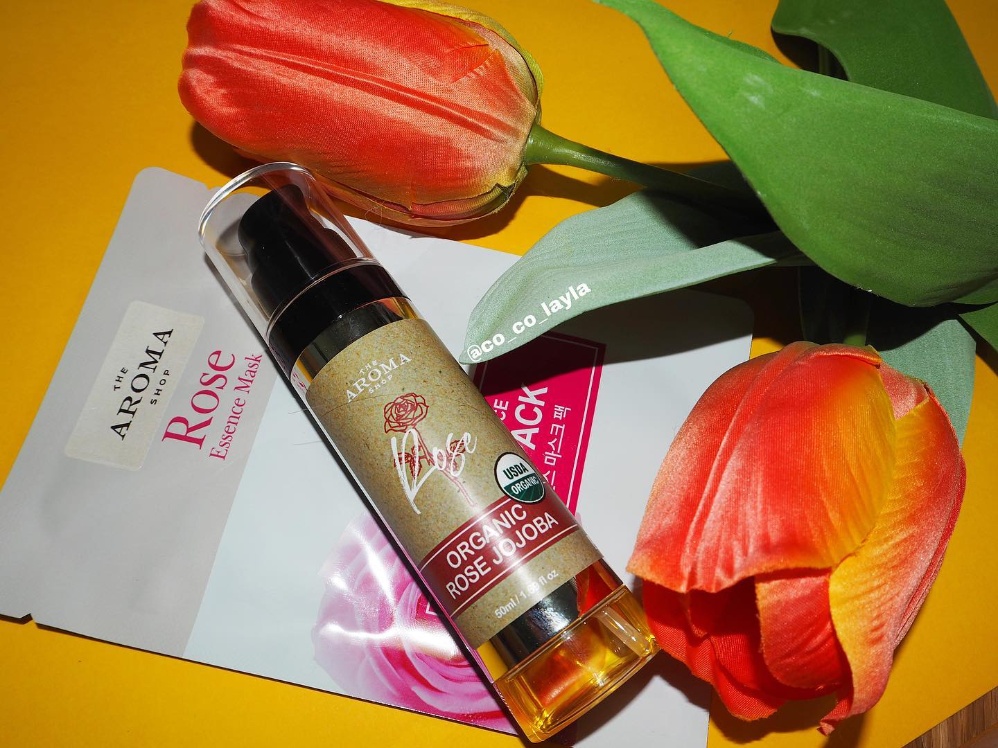 🌹ORGANIC ROSE JOJOBA OIL🍃 #제품제공

오가닉 로즈 호호바오일에 함유되어있는 호호바오일은 인간의 피지 분자구조와 유사해서 건조하고 푸석한 피부를 윤기나고 광나는 피부가 되게끔 도움을 줘요😻😻

건조한 피부를 윤기나는 피부로 관리하고싶다면 추천드리는 제품이예요👍👍

그리고 호호바오일뿐만 아니라 함유된 오가닉로즈오일은 피부의 피부진정에도 효과가 있어 좋아요!!

노화방지, 미백효과에도 도움을 주는 로즈오일이 함유되어있어 피부관리에 도움을 주는 제품이라 좋았어요!💖💖

오일 자체가 부담스러운 끈적한 타입의 오일보다는 좀더 가벼운 타입의 오일이라 좀 더 사용하기 용이했어요😉😉

저는 개인적으로 무거운 제품은 사용하는 거는 얼굴 자체에서 갑갑한 기분도 들고 얼굴에 맴도는 거가 싫더라구요😭😭

그리고 요새 환절기라 피부가 건조함을 느끼는 때라 그런지 오일이 잘 맞더라구요🤗🤗

요새 환절기때문에 피부도 건조해지고 트러블도 몇 개 올라와 신경쓰였는데 건조함을 해결할 수 있어서 너무 좋았어요~

여러분도 환절기로 예민해지고 건조해진 피부일 때 어떤 제품을 쓰시나요?? 

댓글에 좋은 제품있다면 추천 부탁드려요~!