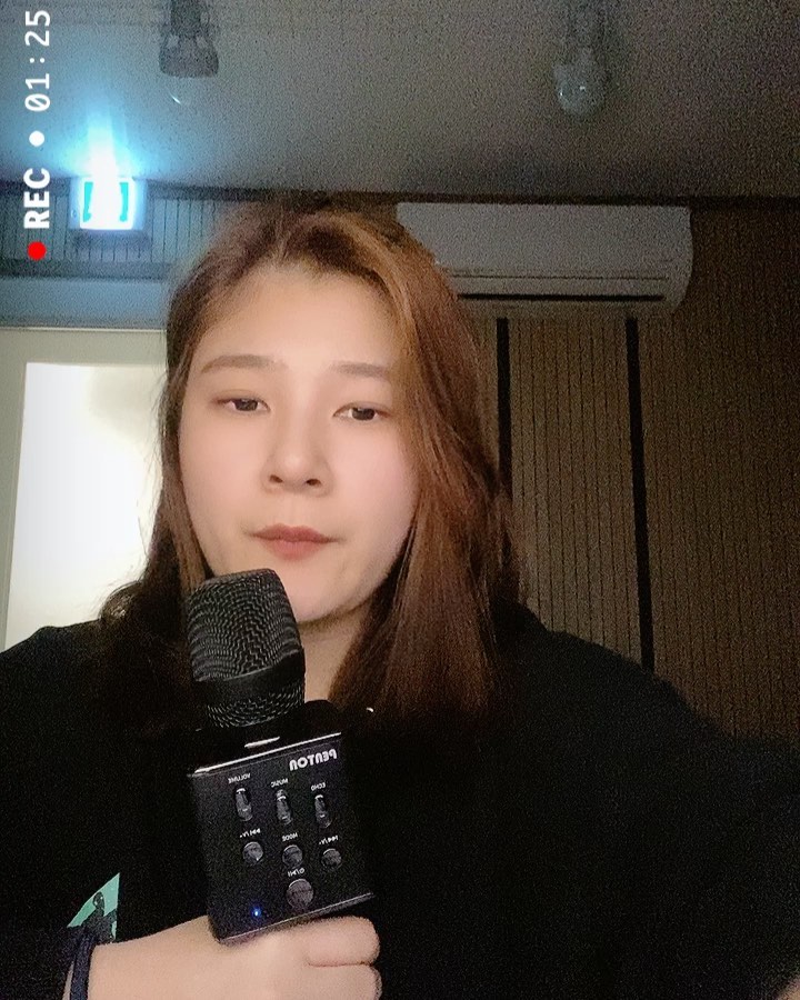 Winey(와이니) on Instagram: “최대 10시간 재생 2000mAh 대용량 배터리 Aux in out 노래방 앱 활용가능한 멋진 마이크로 노래하세요 2개 구매해서 듀엣 연결도 가능하답니다 😎 #무선마이크 #블루투스마이크 #노래방마이크 #펜톤bm7 #bm7챌린지 #리뷰쉐어 #ad…”
