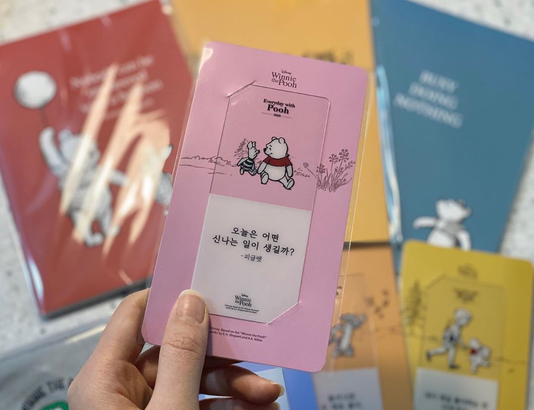 구오이 on Instagram: “스모어마켓에서 지난 겨울왕국에 이어 이번에는 에브리데이 푸 캠페인을 한대요🍯세상 깜찍한 푸 굿즈들 받아보니 애기 때 만화 보던 생각도 나고, 각각 굿즈에 적힌 예쁜 문장들에 넘넘 힐링☺️(참고로 예전부터 제 프로필에 적혀 있는 문구도 푸에서 차용한…”