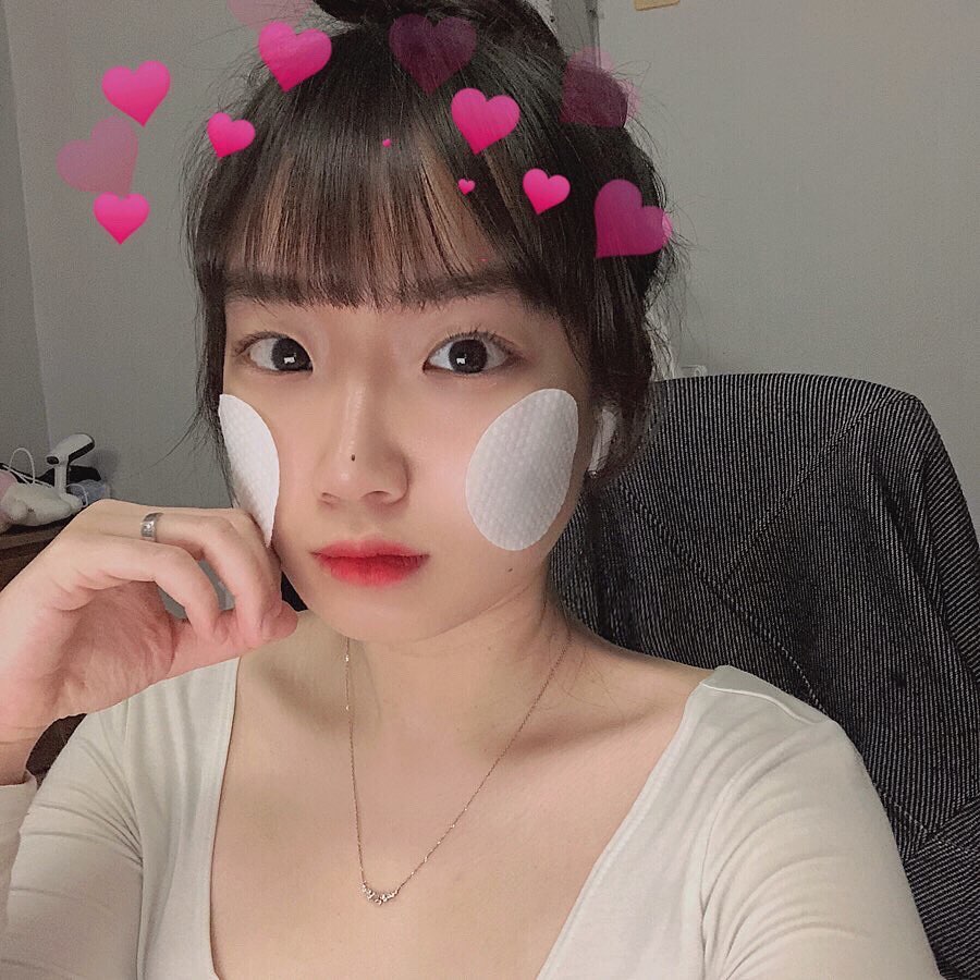 김예린 on Instagram: “메디큐브 제로 모공 패드 2.0 ❗️ 모공 타이트닝 효과와 각질 및 노폐물 제거까지 돕는 효과까지 있어요🤭 또 미세먼지 세정에도 도움을 줘서 미세먼지가 많아 고통 받는 날에도, 요즘 같이 마스크를 오래 쓰느라 지친 피부에도 넘 좋습니당😆 / 뚜껑을…”