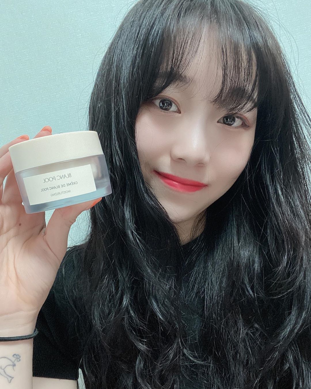 리 아 🌷 on Instagram: “평상시에 너무 건조해서 수분크림 수시로 바꿧는데
이 수분크림은 속건조까지 잡아준다😊
그렇다고 끈적이지않고 쫀쫀한 느낌 !

#블랑풀#크렘드블랑풀#수분크림#수분크림추천#시어버터크림#미백크림#착착크림”