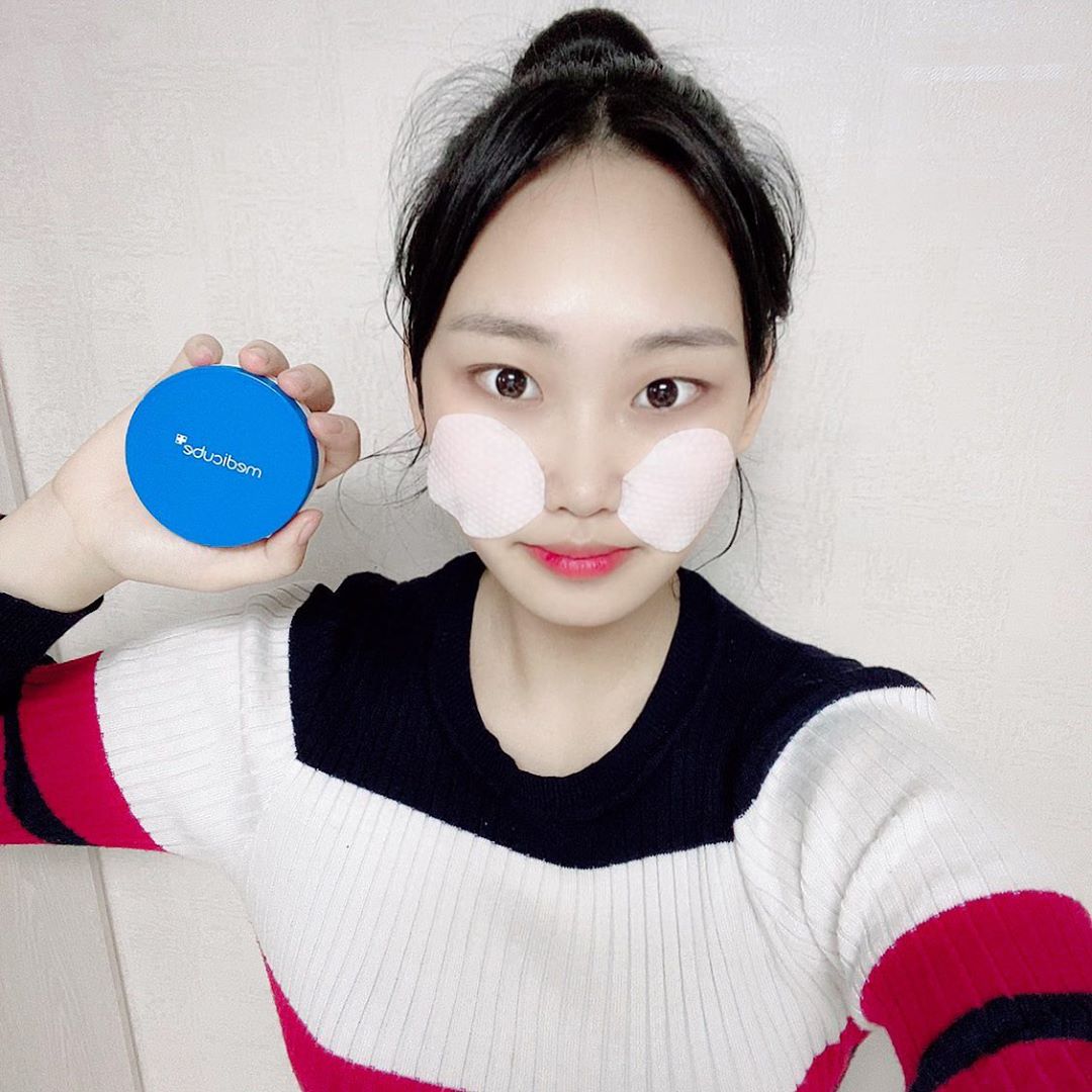 져니🐥 on Instagram: “⠀ ⠀ [메디큐브 제로모공패드 2.0]  요즘에 아주 애용하는 패드! 성분은 물론 피지개선, 각질제거에도 도움이 되서 세안 후 항상 쓱 닦아주는데,  진짜 간편하고 휴대용 용기에도 넣고다닐 수 있어서 여행갈 때 위생적이게 보관할 수 있을 거 같아 넘…”