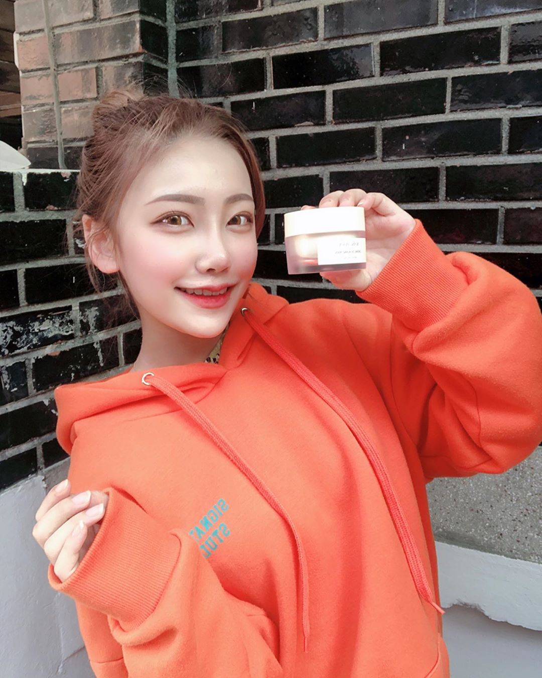 라유영 on Instagram: “속건조 때문에 피부화장하면 들뜨는 느낌을 자주 받았었는데 블랑풀 수분크림 쓰고 피부화장하니까 피부가 쫀쫀해진 느낌이 들었어요! 속건조 있으신 분에게 적극추천이에오~ . . . #블랑풀 #크렘드블랑풀 #수분크림 #수분크림추천 #시어버터크림 #미백크림…”