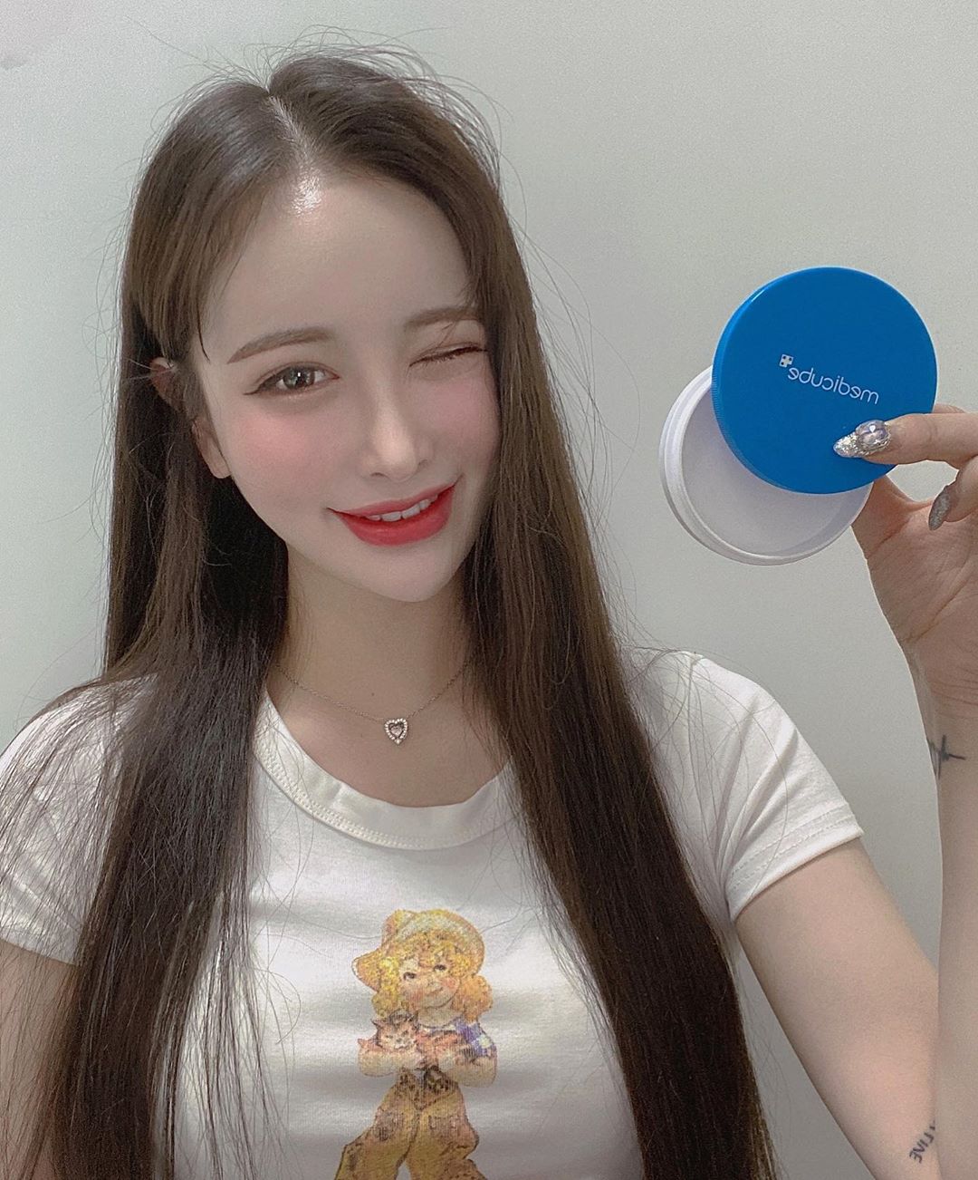 하녀밍- on Instagram: “내 모공을 모조리 잡아준 제로모공패드ᵎ 11가지 임상실험을 거치고와서 믿고쓰고있음 진짜 쿨링감 미쳣어 ,, 각질이랑 노폐물제거까지 1석3조 ٩ ˊᗜˋ - - - - -  #메디큐브 #medicube #제로모공패드2.0 #모공타이트닝 #모공패드…”