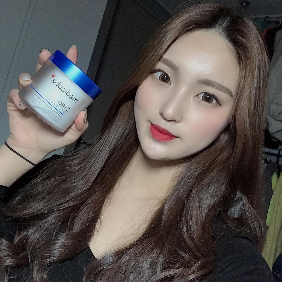 수진 (20) on Instagram: “요즘 넓어진 모공과 울긋불긋 올라오는 뾰루지 피지등 너무 많은 스트레스와 고민이였는데 제로모공패드2.0 사용후 화장도 너무 잘 먹고 피부 자체가 되게 쫀쫀해 지고 탄력이 생기더라구요 너무 만족스러웠어요  약 2주간 사용 해보았는데 사용후 너무너무…”
