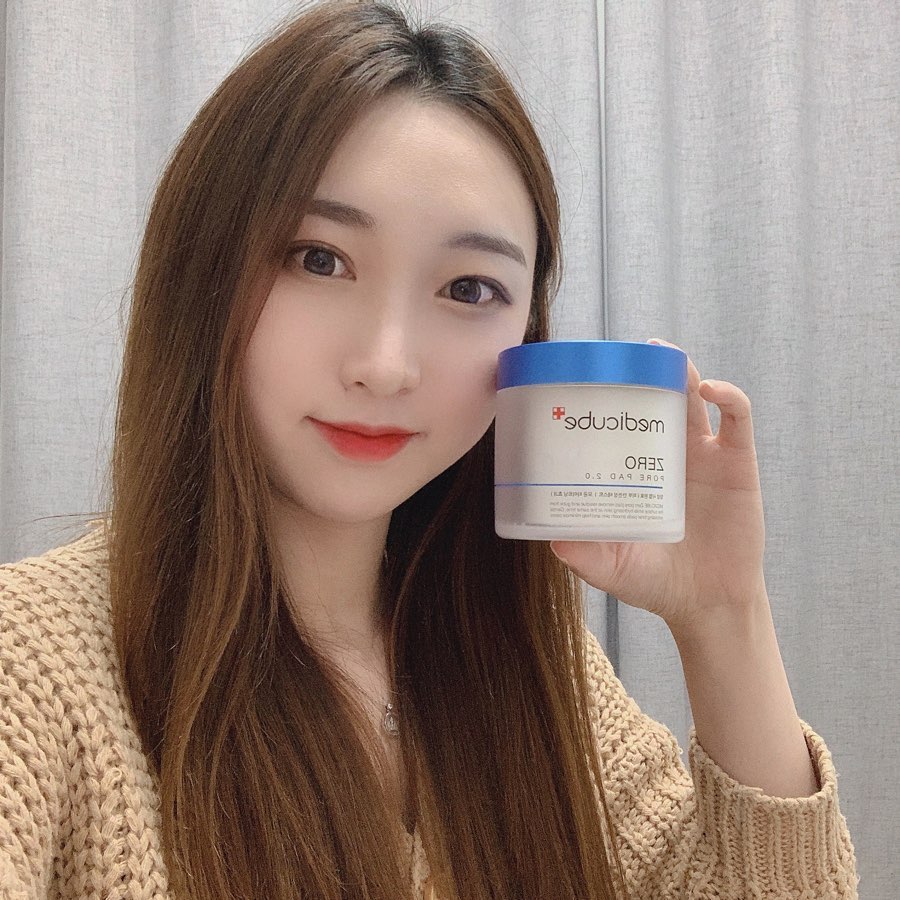 이아용 on Instagram: “쨔쟌! 이번에 메디큐브에서 제로모공패드2.0이 나왔습니다💙 피지개선, 각질제거는 물론 모공타이트닝효과까지 있어서 귀차니즘 심한 분들이 모공관리하기에 딱...🙌🏻 그리고 진짜 토너가 찰랑찰랑거릴정도로 넉넉하게 들어있어서 피부에 자극도 하나도 없어요 넘…”