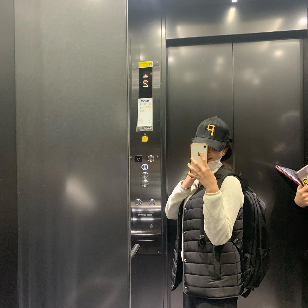 정현서 on Instagram: “많이 소개시켜주고 싶어서 보정 하나도안하고 그냥 사진이 별로여도 이해해줘요,, ~  개강하기 전에 백팩 너무 가지고 싶어서 보는데 딱 좋은거 찾아버렸지 모얌~  메인 소재는 시중에서 판매되는 얇은 Poly 소재가 아닌 Nylon 고급 소재로 제작되어…”