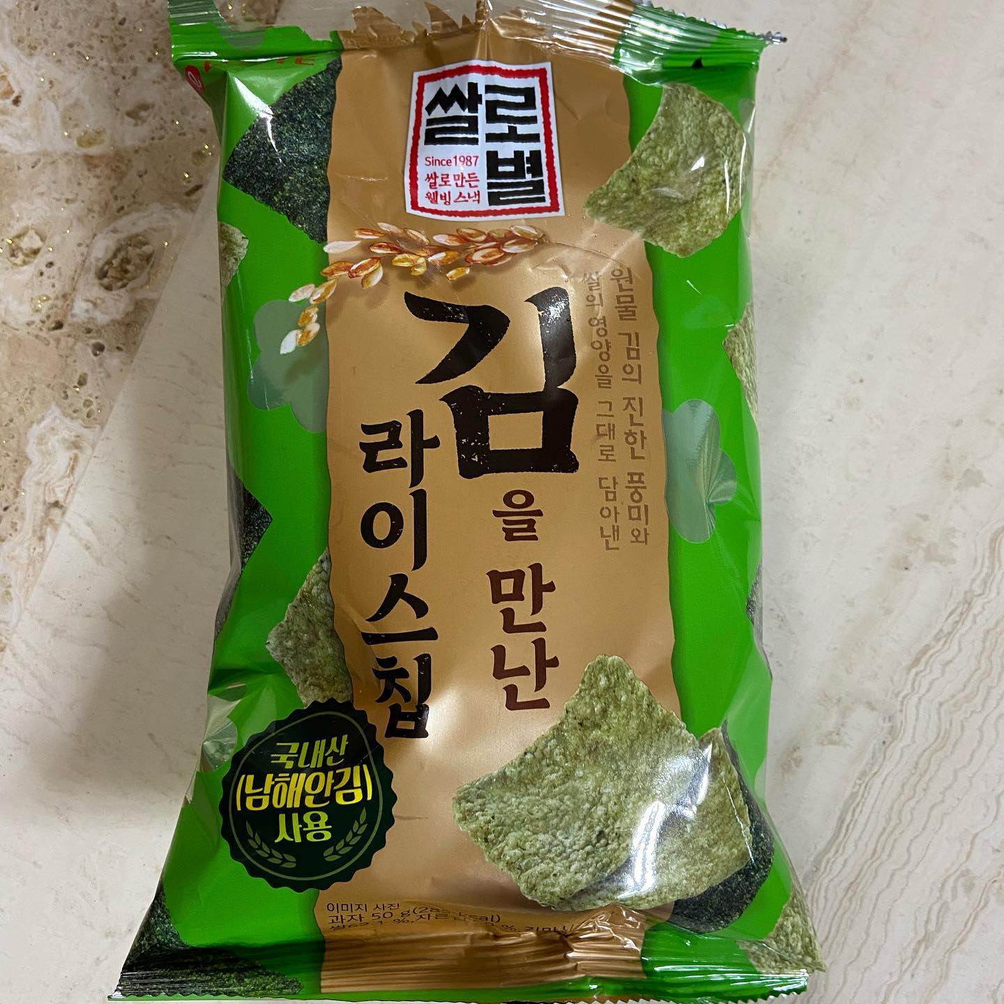#쌀로별 #김을만난라이스칩
.
오늘 장보러 마트를 갔는데 발견해서 바로 겟했다!! #신상과자 인가??
.
첫 입 먹고 엄마,나,동생 모두 너무 맛있다고 놀랐다!! 꼬소하고 담백하고 바다향이 살짝 올라오면서 건강한 맛이 났는데 밍밍하지 않고 존맛이었다 ㅋㅋㅋㅋㅋㅋㅋ뭔말이지 이게
.
식감은 딱 콘칩 식감!!💕
.
근데 시즈닝에 미원같은게 들어갔는지 5개 이상 먹으면 좀 느끼해졌다
.
그래도 다음에 또 사먹을 듯😋
.
칼로리는 285kcal
.
.
.
#신상과자리뷰 #라이스칩 #쌀로별김맛 #남해안김 #김맛시즈닝 #웰빙스낵 #쌀로만든웰빙스낵 #쌀과자 #먹팔 #맞팔 #좋아요반사