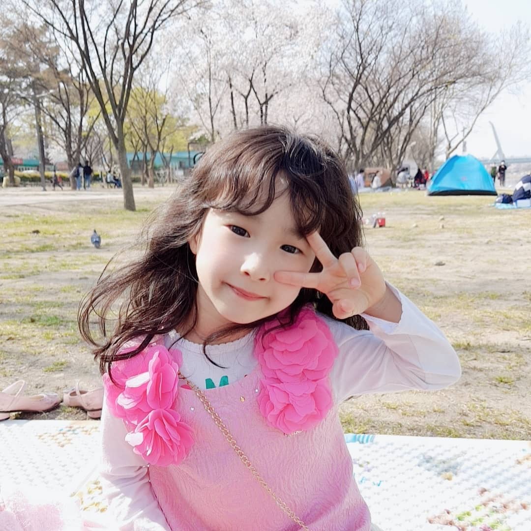 #사고뭉치 
#딸스타그램

이렇게 놀려고 치마입은거지?
집나오자마자 엎어지기
소풍와선 흙장난 삼매경
엄마는 대환장파티중 😂

#언제까지예비초딩인가 
#봄꽃놀이 #이쁜데힘들다