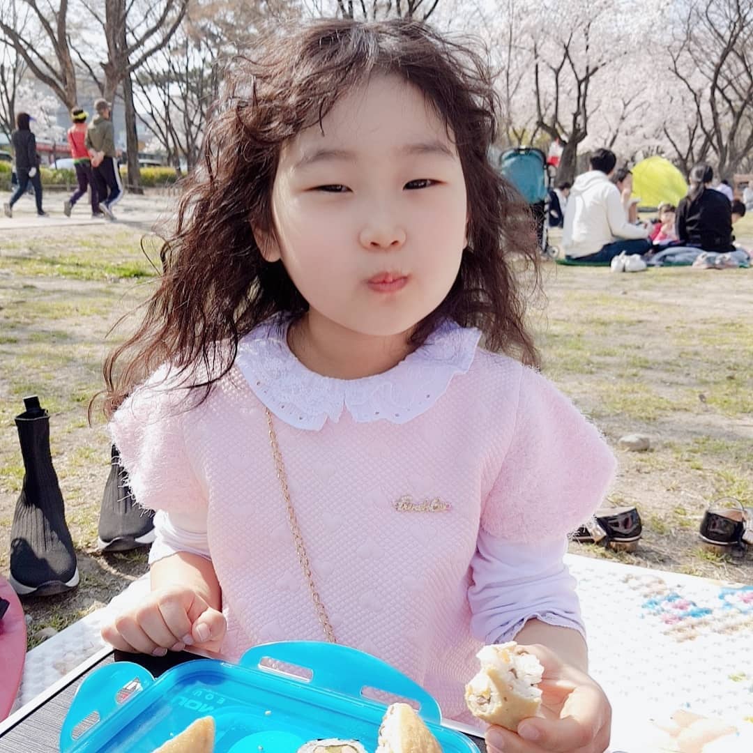 #동촌유원지 #피크닉 
벚꽃엔딩전 도시락싸서 꽃놀이🌸
멀리는 못가고 집근처 벚꽃명소 나들이~
평일 낮인데 사람 터진다
따땃하니 넘 좋네♡
마스크없이 숨쉬는게 이렇게 좋은거구나... #벚꽃엔딩 #2020봄
#조심조심 #일상시작
#귀요밍 #둘째는사랑입니다 
#붕어빵모녀