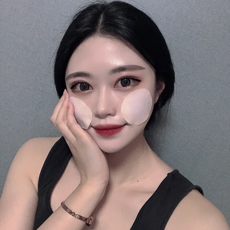 김하나 on Instagram: “믿고 쓰는 메디큐브에서 출시된 #제로모공패드2.0🙋🏻‍♀️ 세안 후에도 피부에 남아 있는 메이크업 잔여물들을 깔꼼하게 닦아낼 수 있어서 좋구👍🏻 모공 타이트닝 효과와 각질 개선에도 굿굿이라구요🥰  또 휴대용기도 있어서 수정 화장 할 때나 여행 갈 때…”